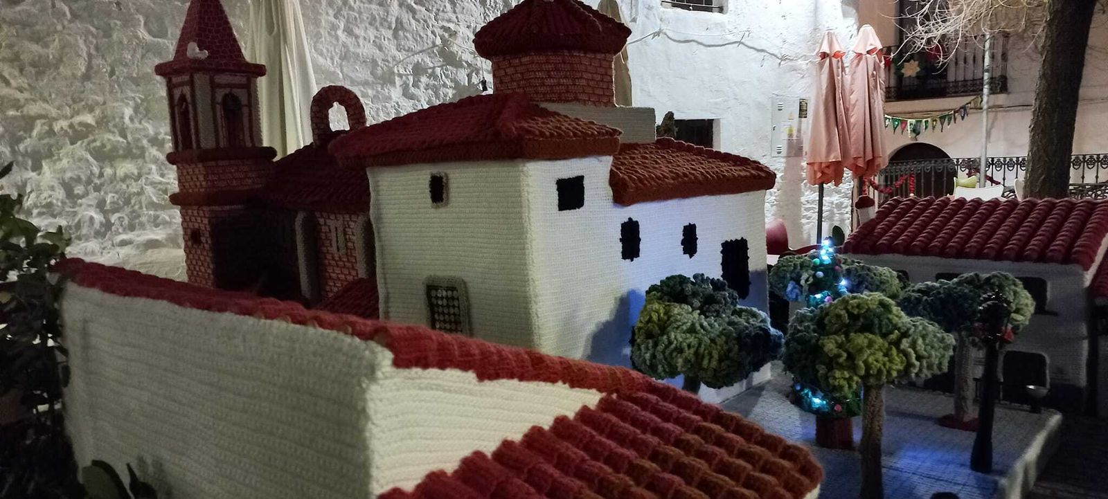Así de bonito está este pueblo serrano de Huelva vestido de ganchillo por Navidad