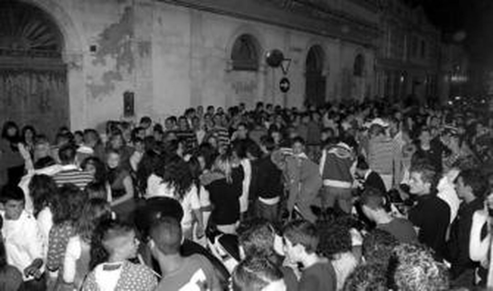 Imagen reciente de los jóvenes que se aglutinan en la calle Zaragoza a medianoche.