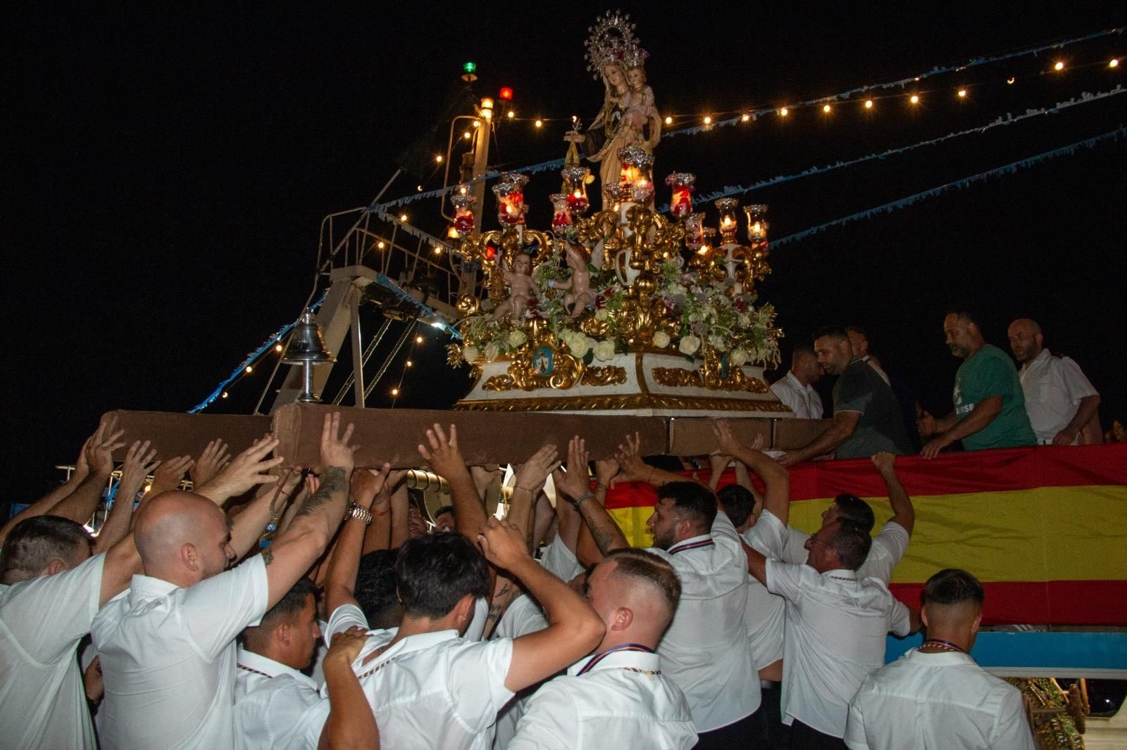 Embarcando a la Virgen del Carmen