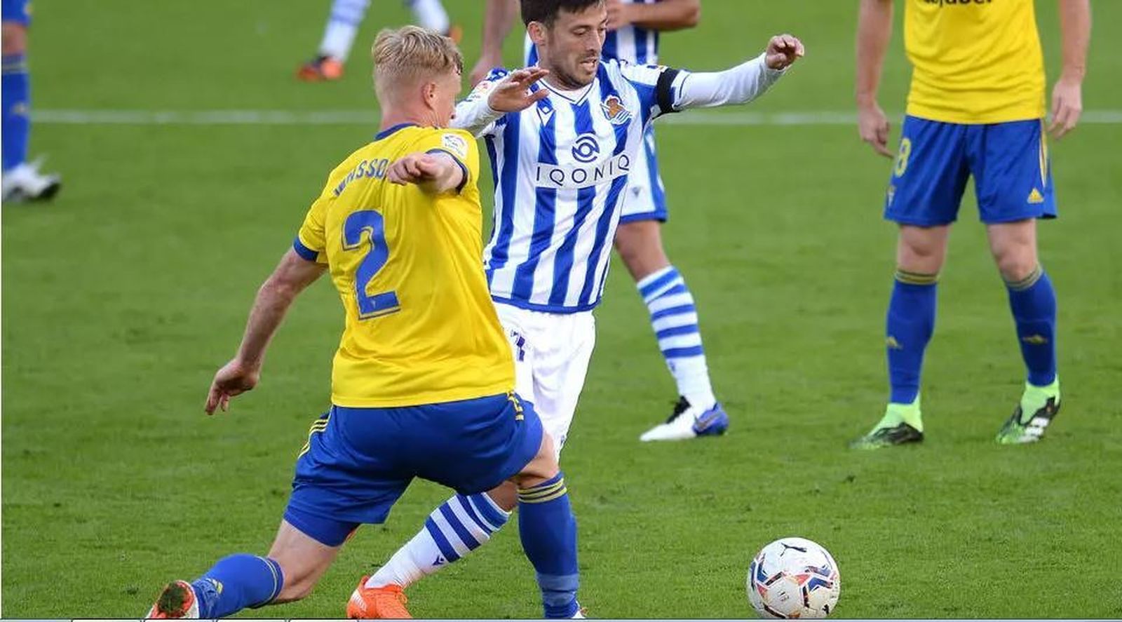 David Silva se escapa de la entrada del cadista Jonsson.