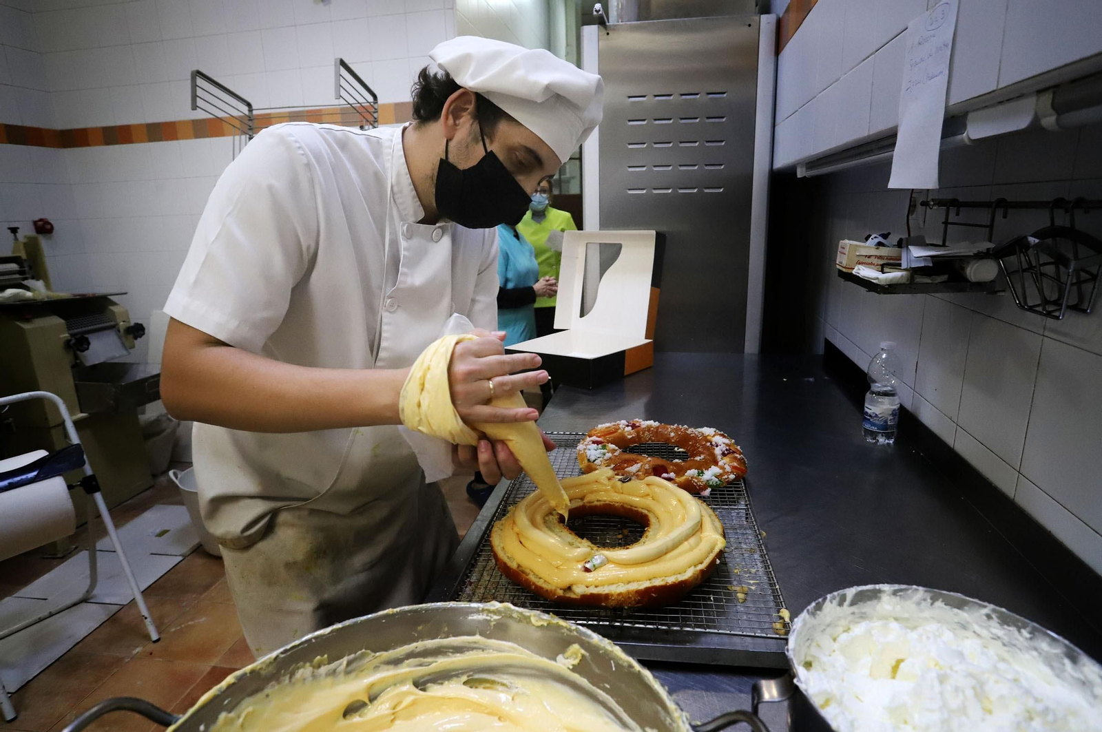 Imágenes de la elaboración del Roscón de Reyes en la Dulcería Nova Ruiz