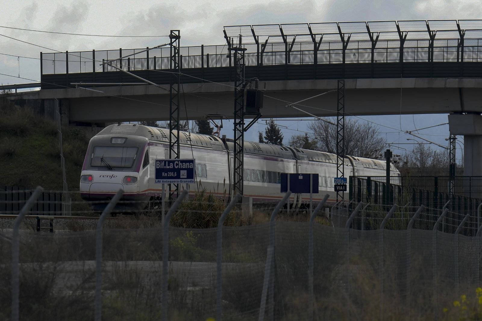 Un tren Avant entrando en Granada