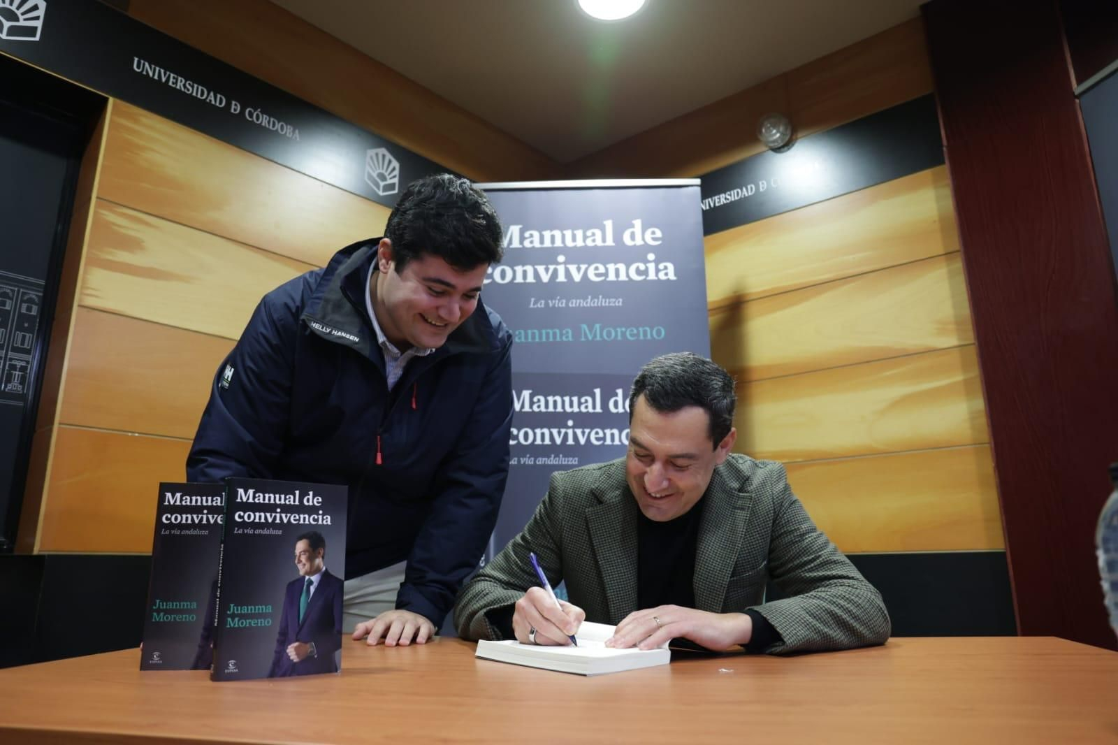 Juanma Moreno presenta en Córdoba su libro 'Manual de convivencia', en imágenes