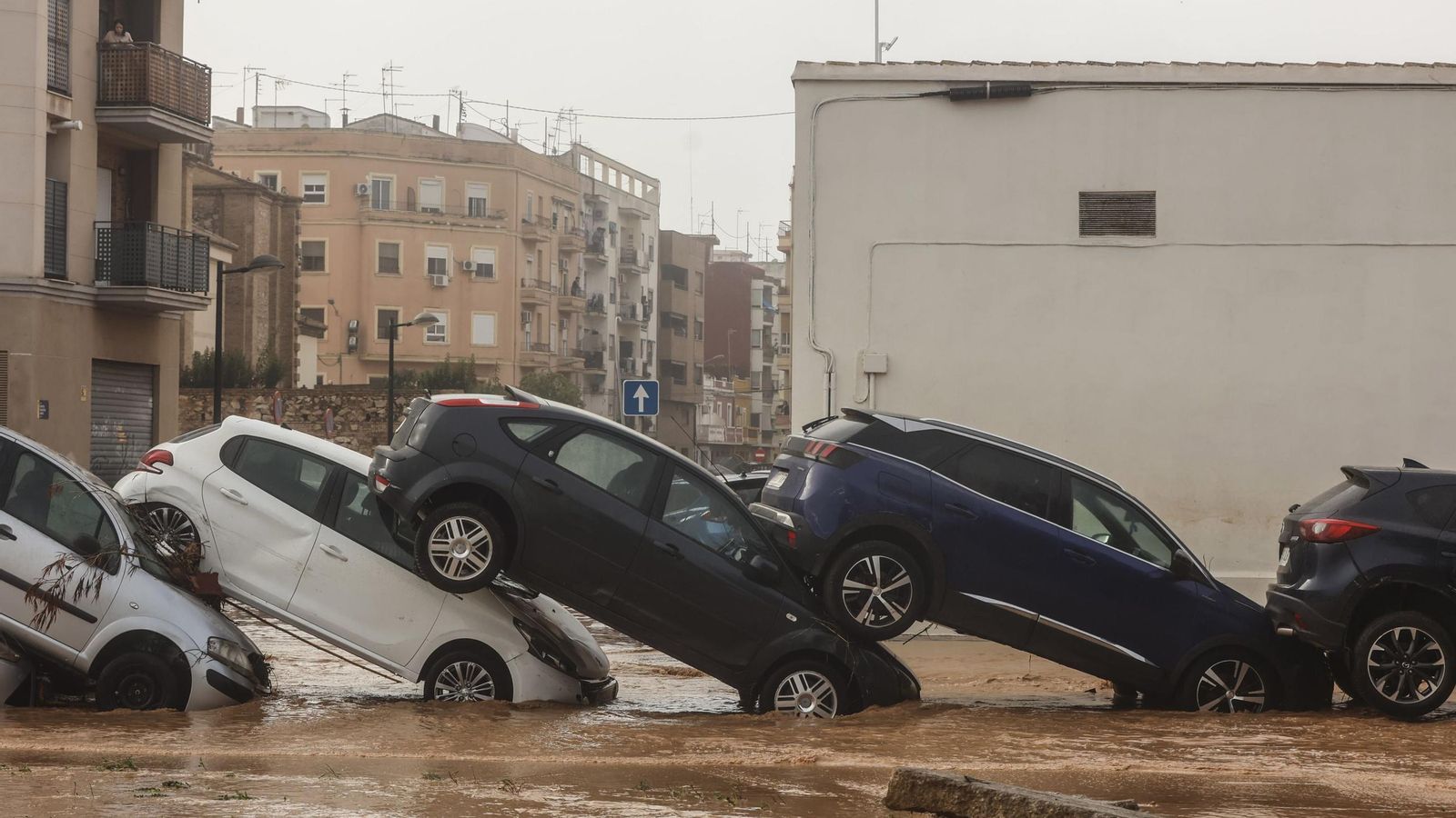 Así han quedado las calles de Valencia: desolación, barro y coches amontonados