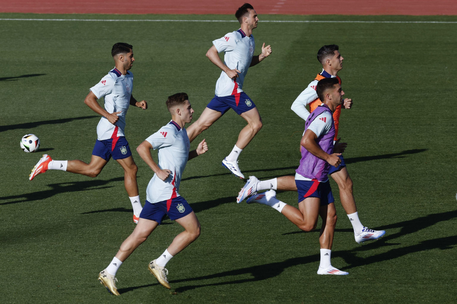 Ayoze se ejercita junto a sus compañeros en Las Rozas con la selección.