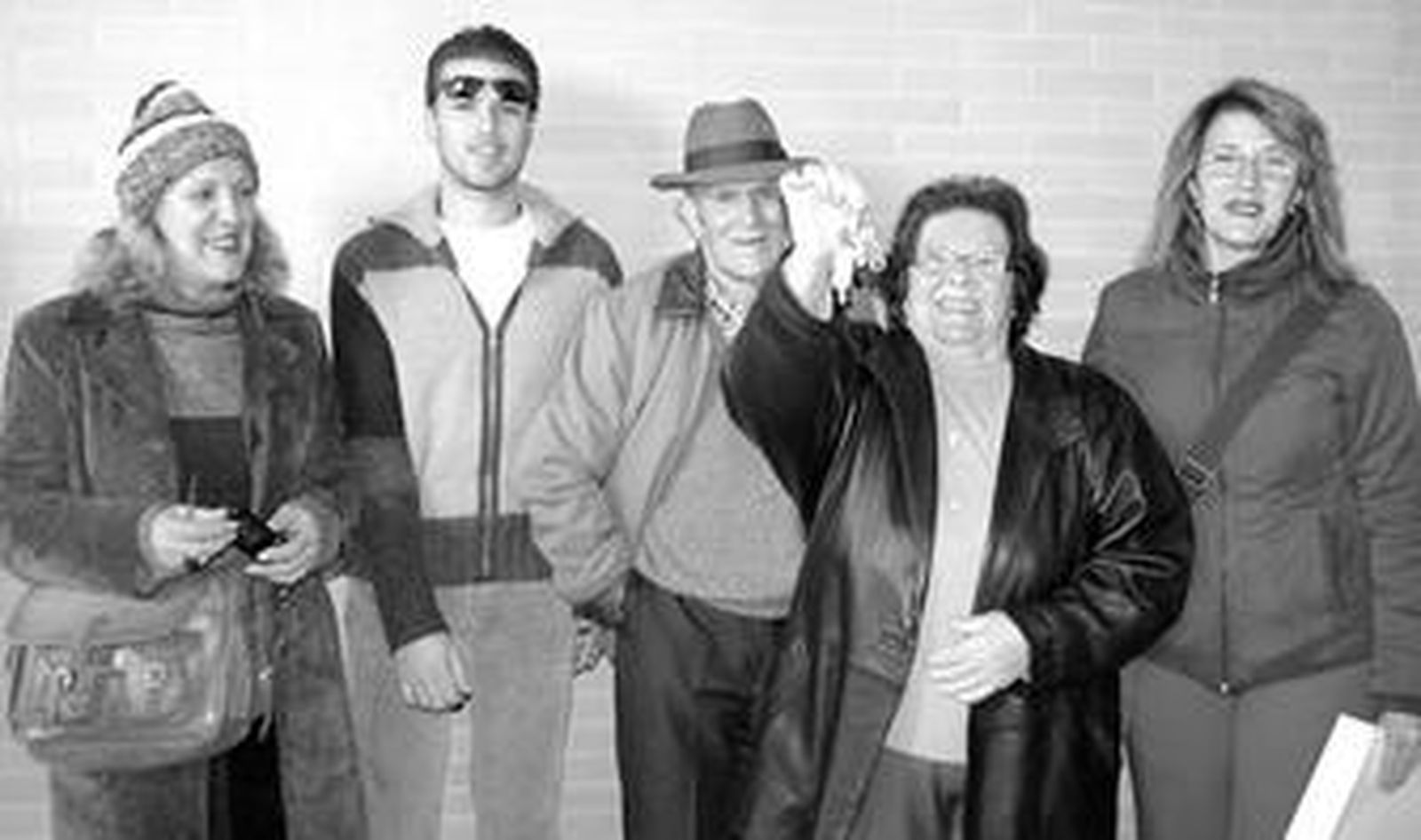 Josefa Ruiz muestra contenta las llaves de su nueva casa rodeada por su familia.