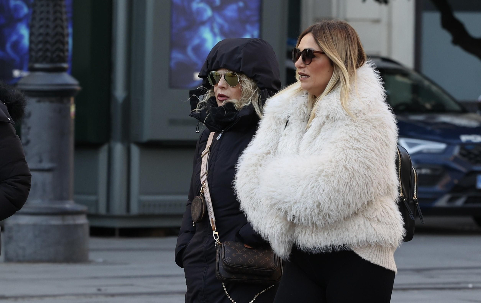 Dos mujeres se protegen del frío en una imagen de archivo.