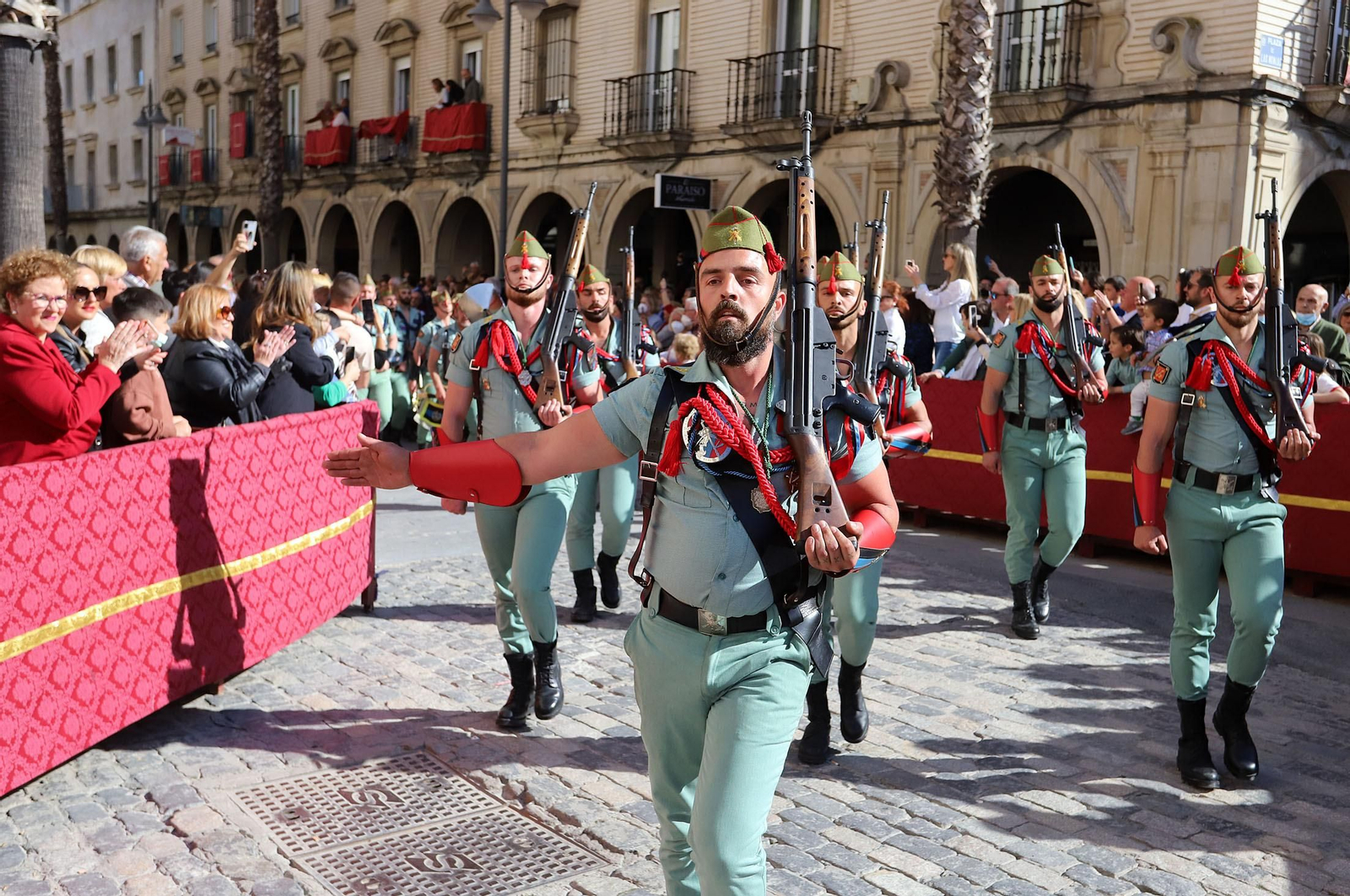 La Legión acompaña al Cristo de la Vera+Cruz en su procesión por Huelva, en imágenes