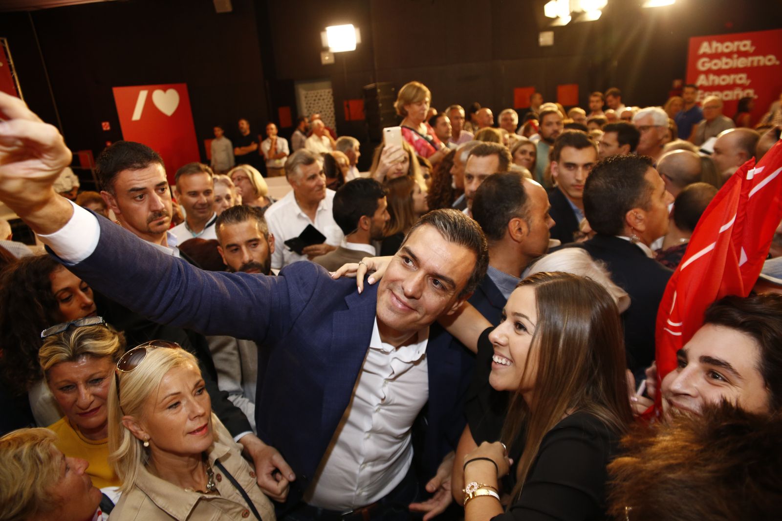 El candidato del PSOE se dio un baño de masas con la militancia socialista.