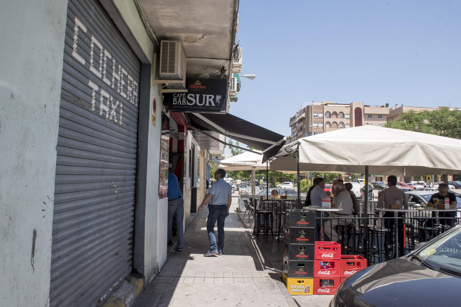 Clientes en el bar Sur, frente al estadio de Los Cármenes