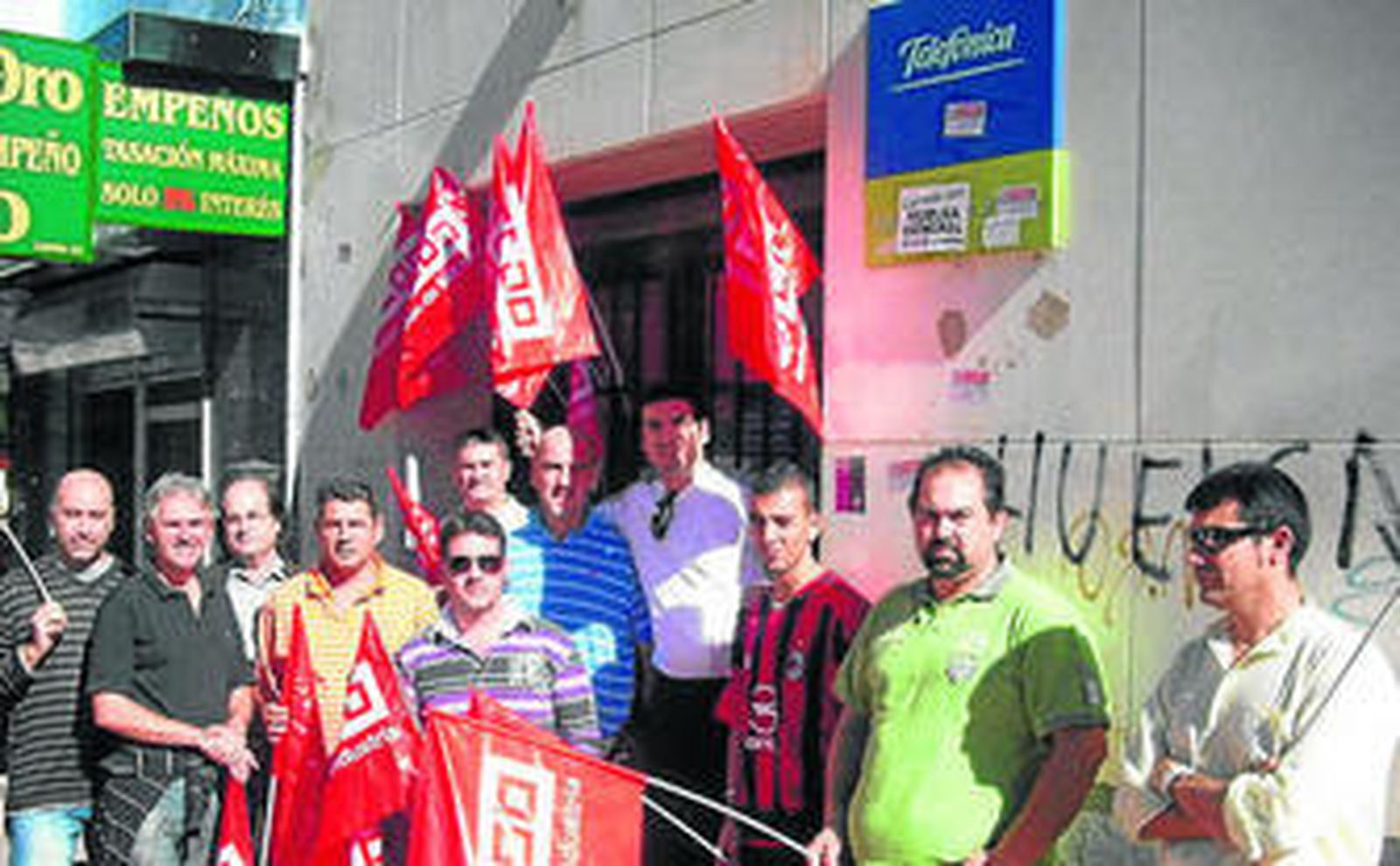 Trabajadores de Liteyca se manifiestan frente la central de Telefónica.