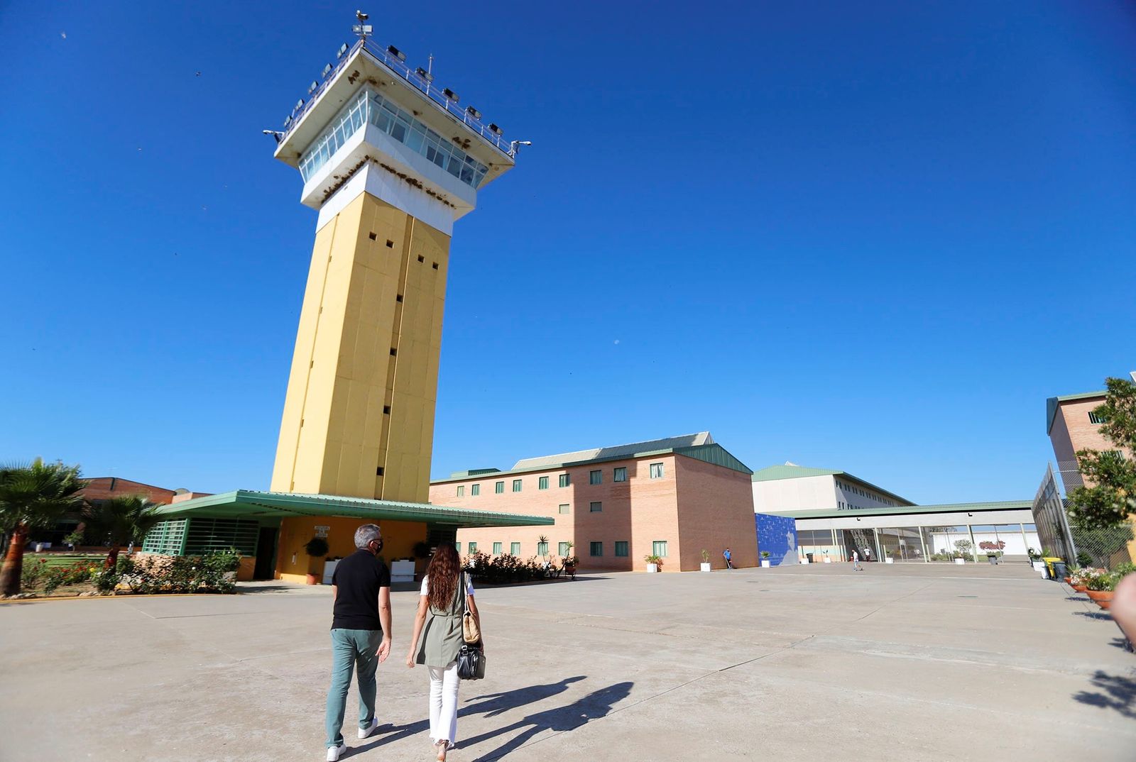 Imagen de archivo de una vista exterior de la cárcel de Huelva
