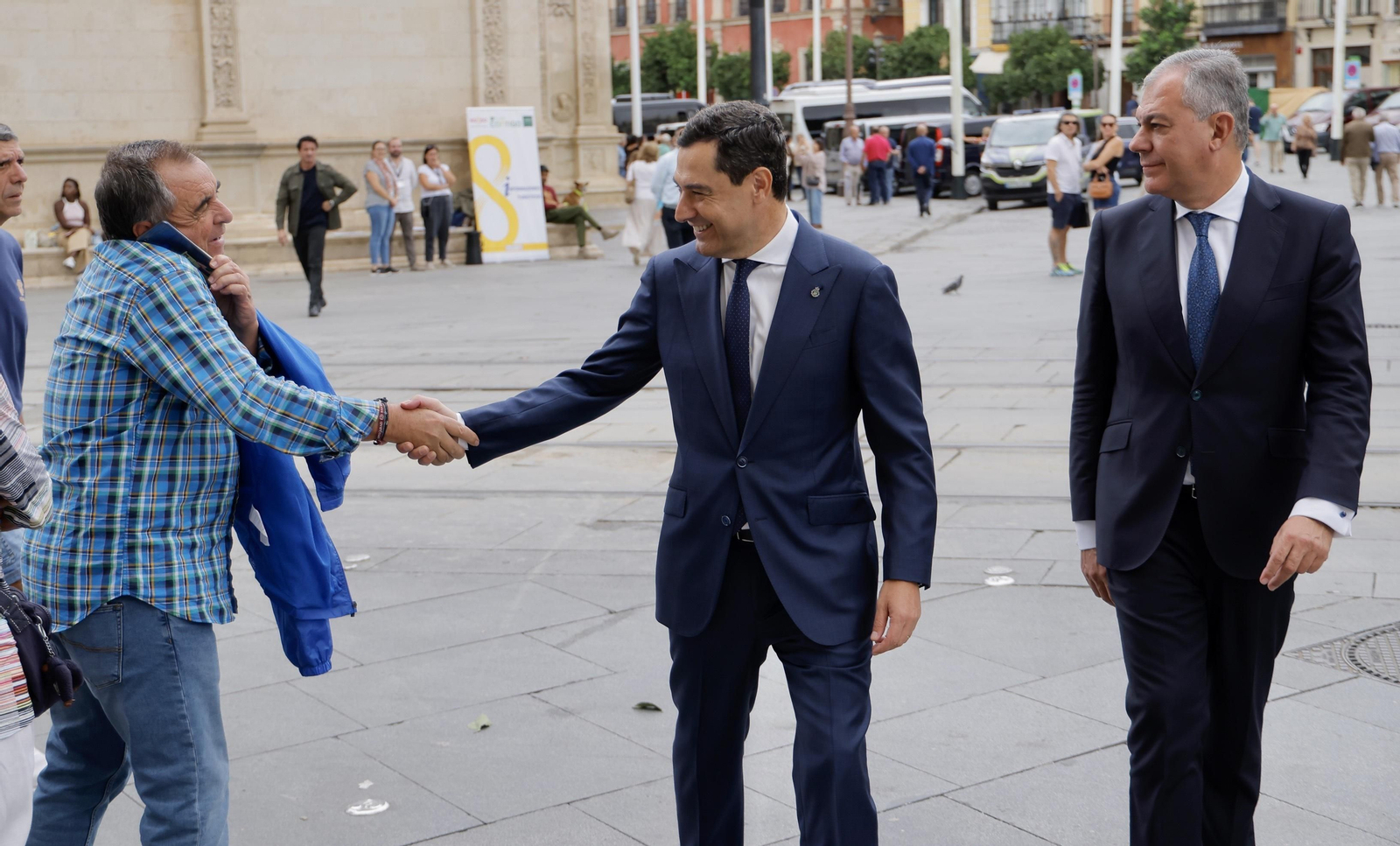 El presidente de la Junta, Juanma Moreno, con el alcalde de Sevilla, José Luis Sanz, este miércoles.