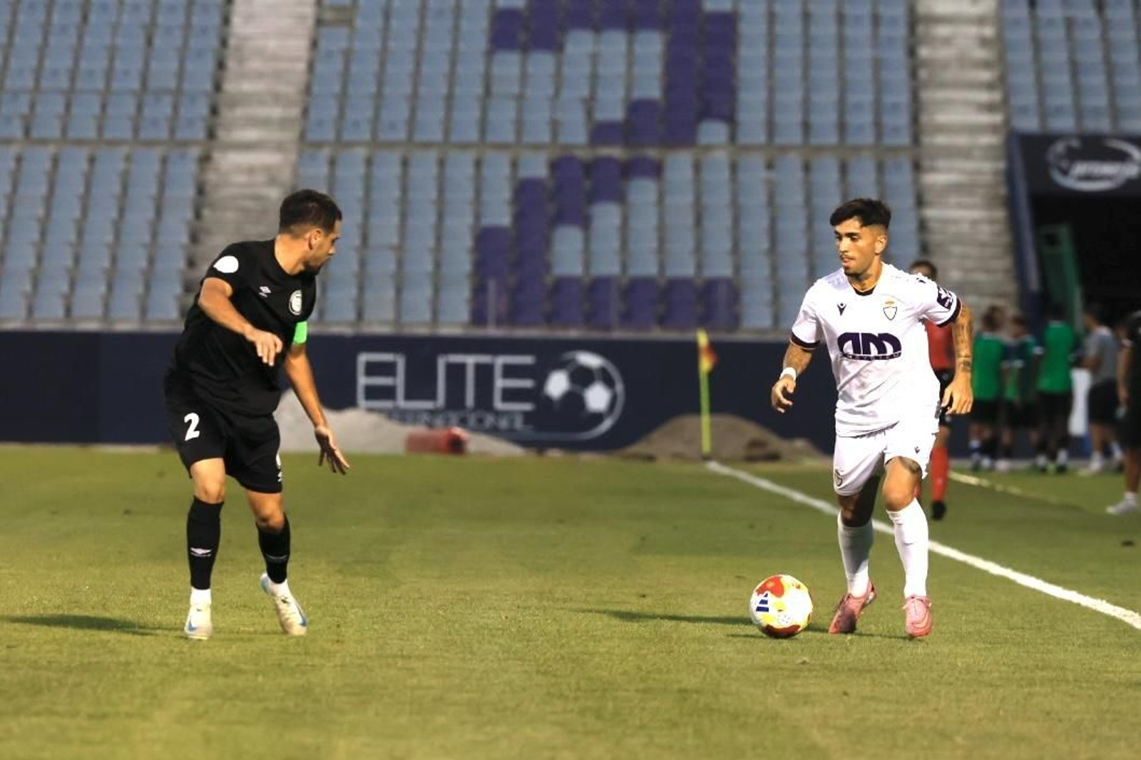 Óscar Lozano encara a Edu López, capitán de los malagueños, en una de las acciones.