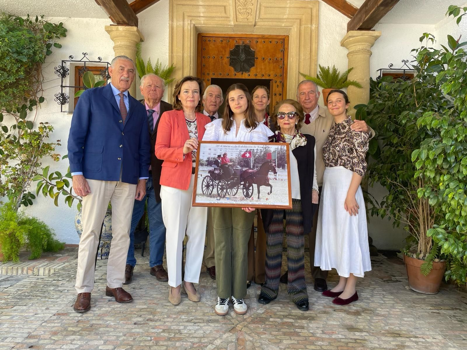 Los hermanos de Maribel Domecq Ybarra: Nicolás Domecq Ybarra y Pedro Domecq Ybarra, su hija Sol Bohórquez Domecq y sus nietas Mercedes y Sofía, hijas de Sol, junto a Jan de Clerck, amigo de la familia y miembro de la directiva del Club de Enganches de Jerez; Mari Ángeles Mata Lagomazzini y Manuel Gómez Muñoz, presidenta y secretario-tesorero respectivamente del Club de Enganches de Jerez.