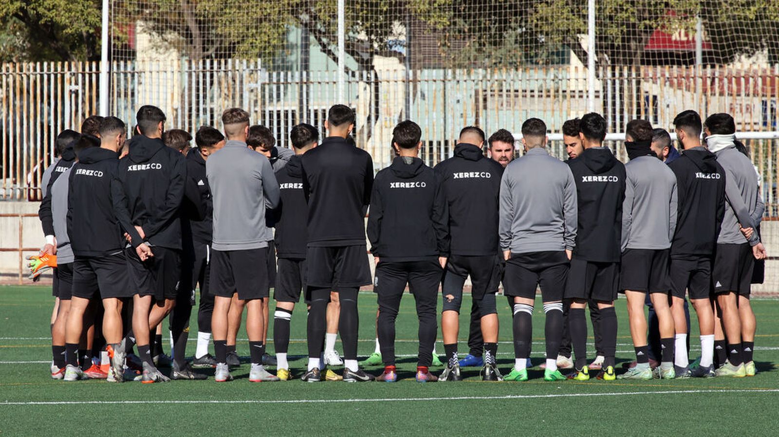 Juan Pedro conversa con la plantilla antes de un entrenamiento en La Granja.