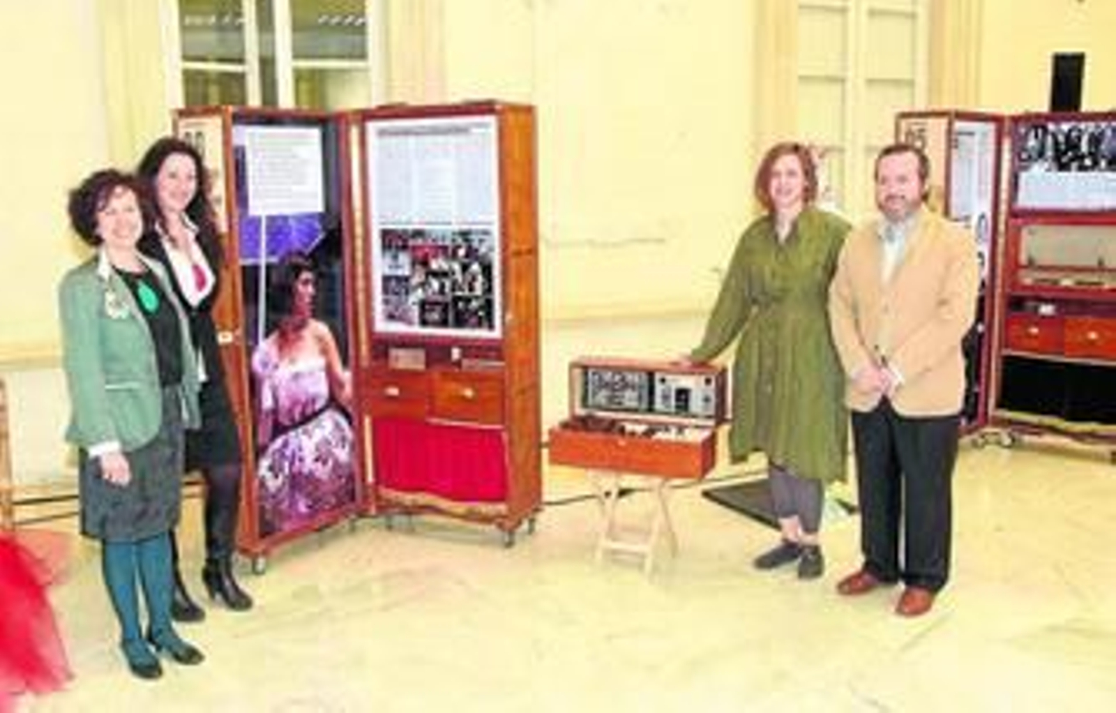 Ascensión Rodríguez, María Vázquez, Andrea Buchner y Javier Huerta inaugurando la muestra.