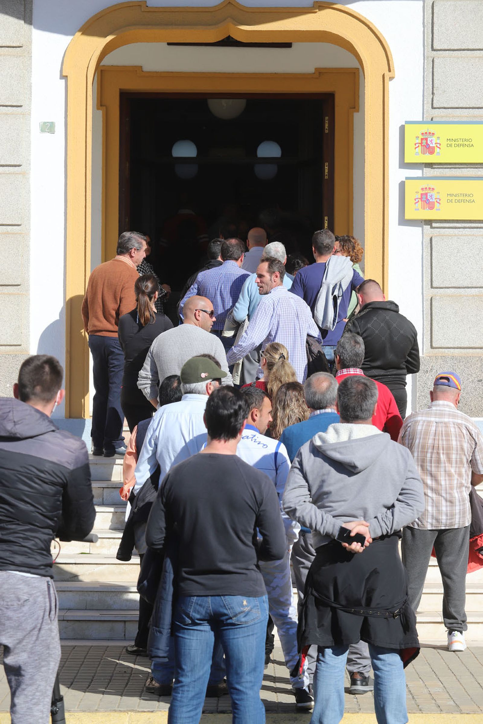 Imágenes de las largas colas para recoger las invitaciones para visitar el submarino Tramontana