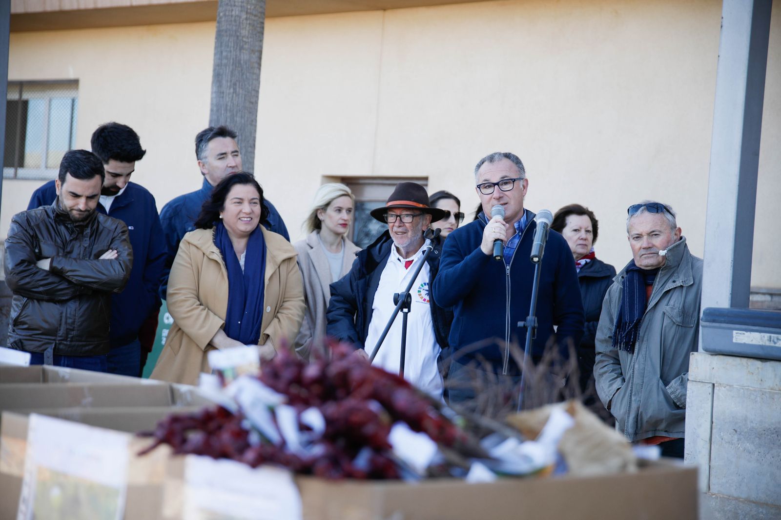 Imágenes del reparto de Parras en Alhama de Almería