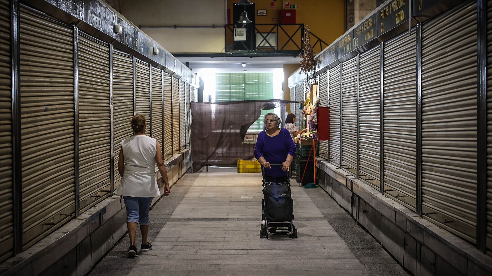Algunos de los puestos de frutas y verduras cerrados, zona cuyas obras concluirán la próxima semana.