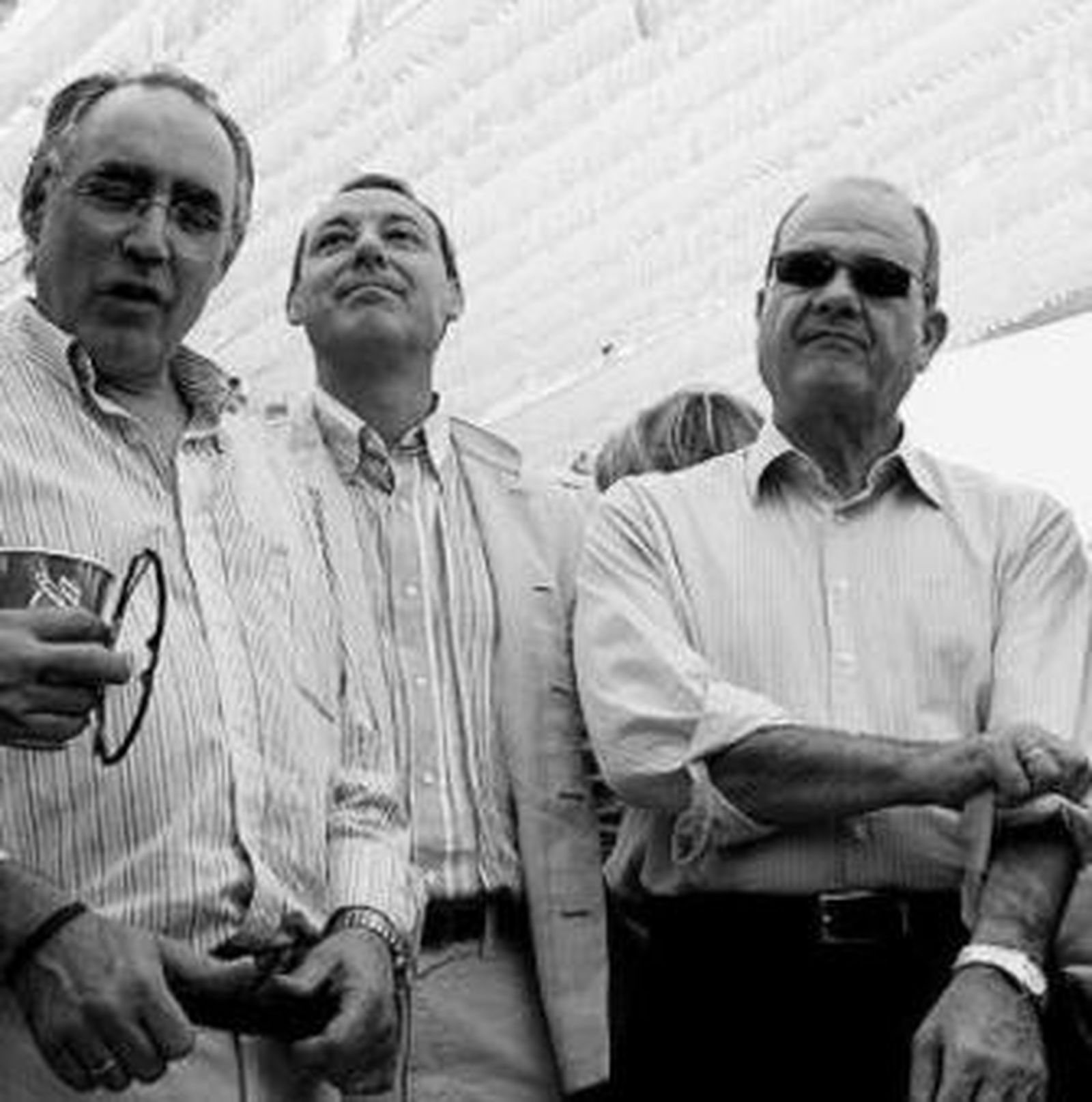 Torres Vela, en primer término, junto a Francisco Álvarez de la Chica y Manuel Chaves.