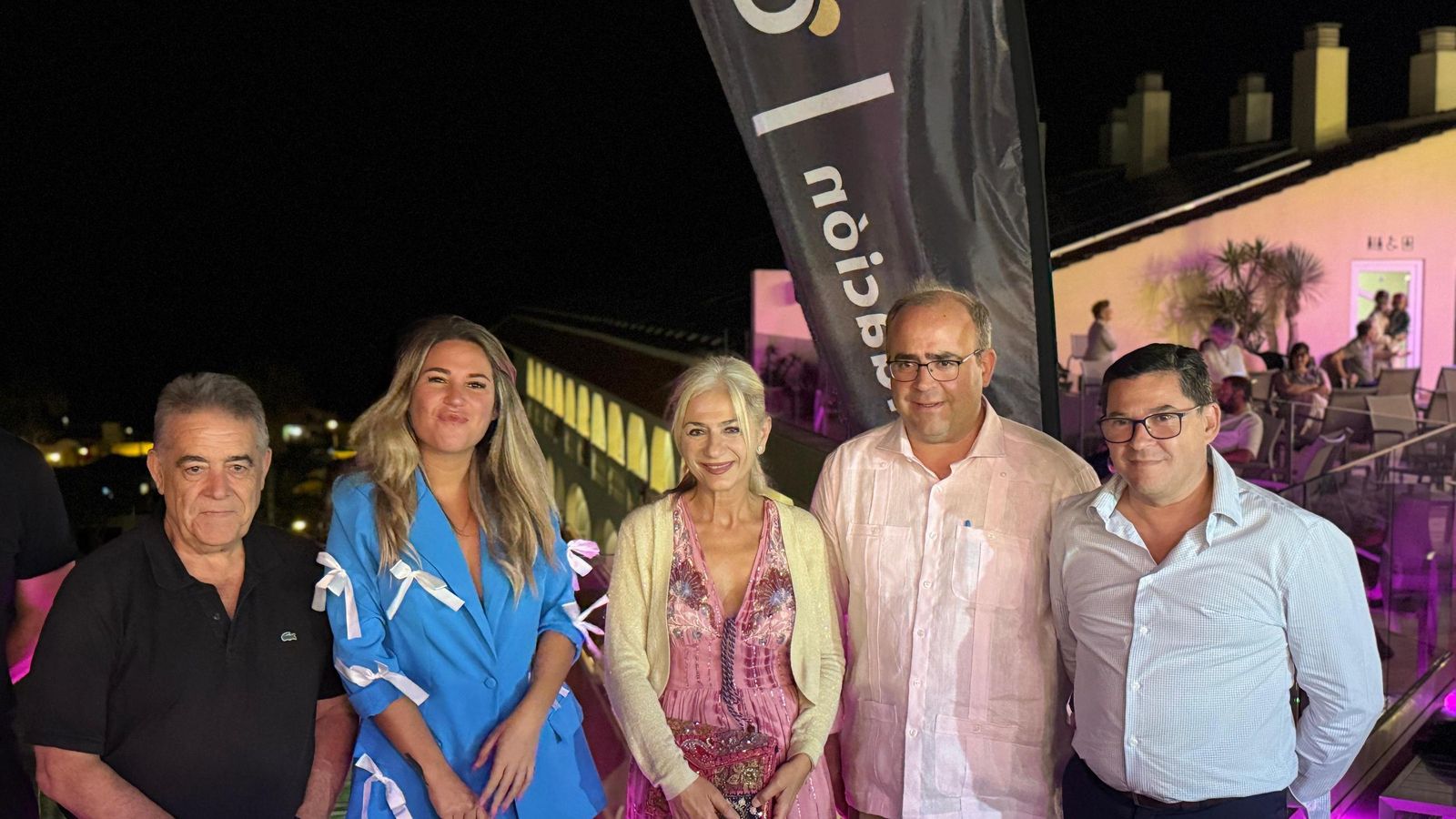 Francisco Bella, Laura Gallego y Patricia del Pozo junto a periodistas en el evento