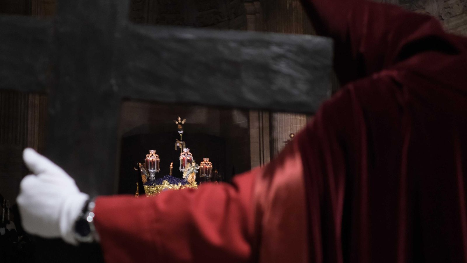 Acto penitencial en el interior de la colegiata de Santa María.
