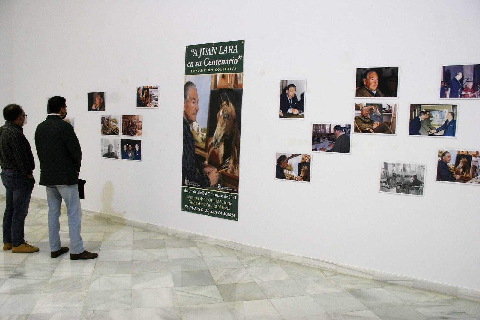 La muestra ofrece también una serie de fotografías personales de Juan Lara.