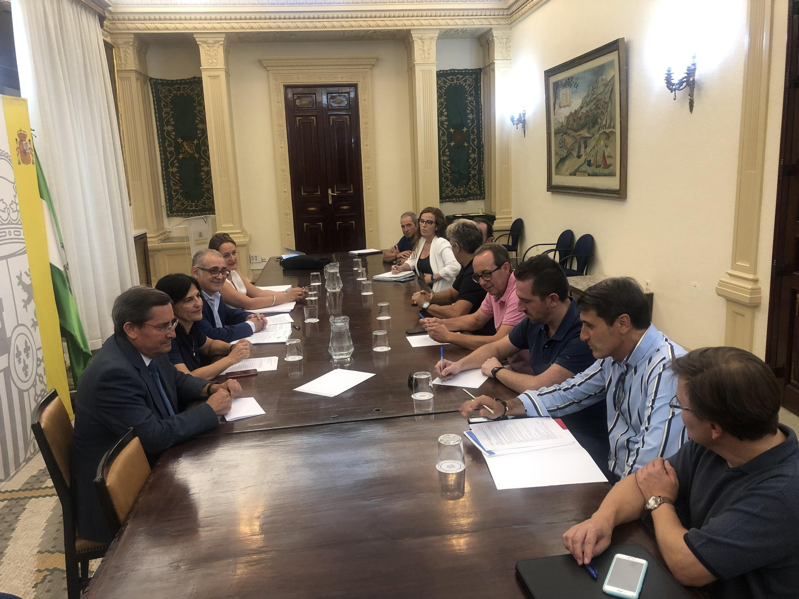 Imagen de la reunión mantenida entre los representantes Imagen de la reunión mantenida entre los representantes