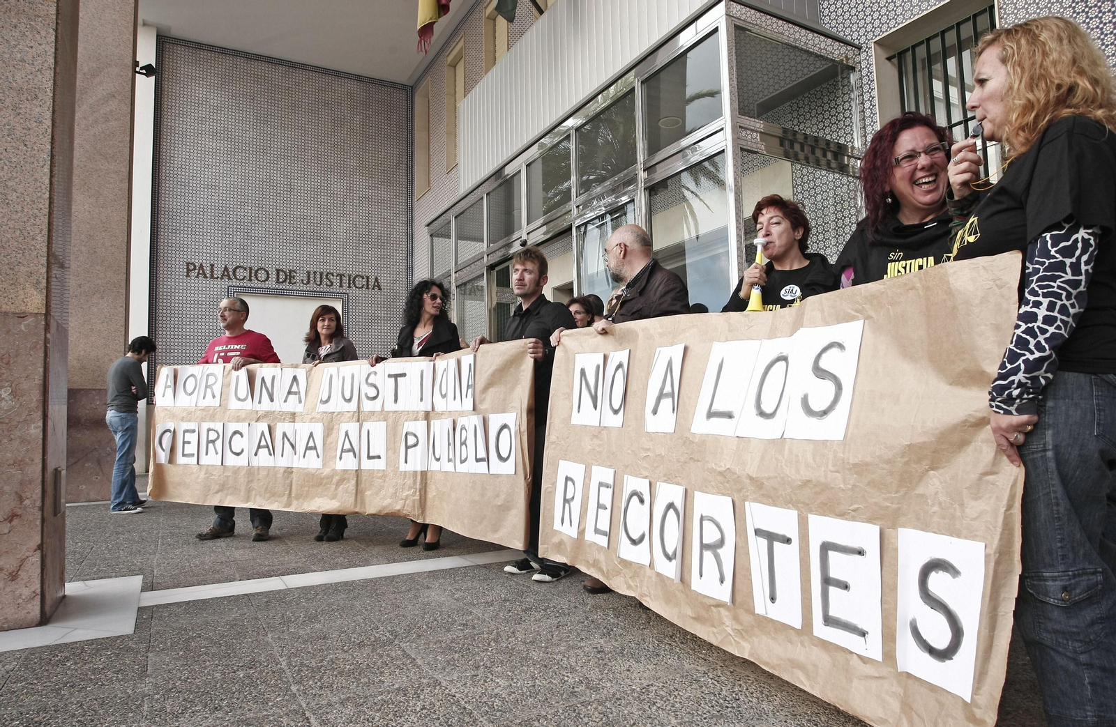 Protesta de funcionarios y jueces ante los juzgados de Algeciras.