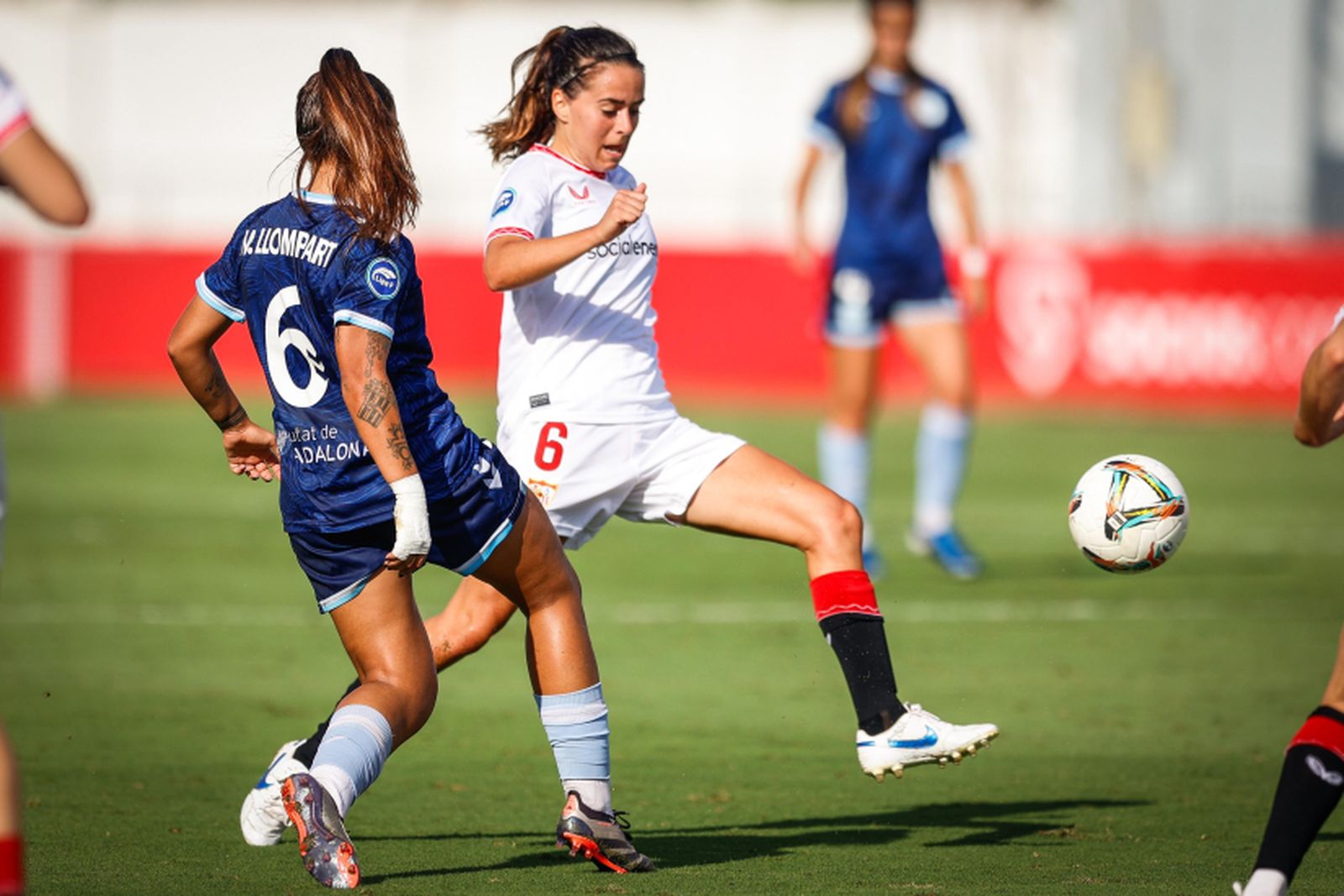 La sevillista Alicia Redondo trata de cortar un pase de Llompart.
