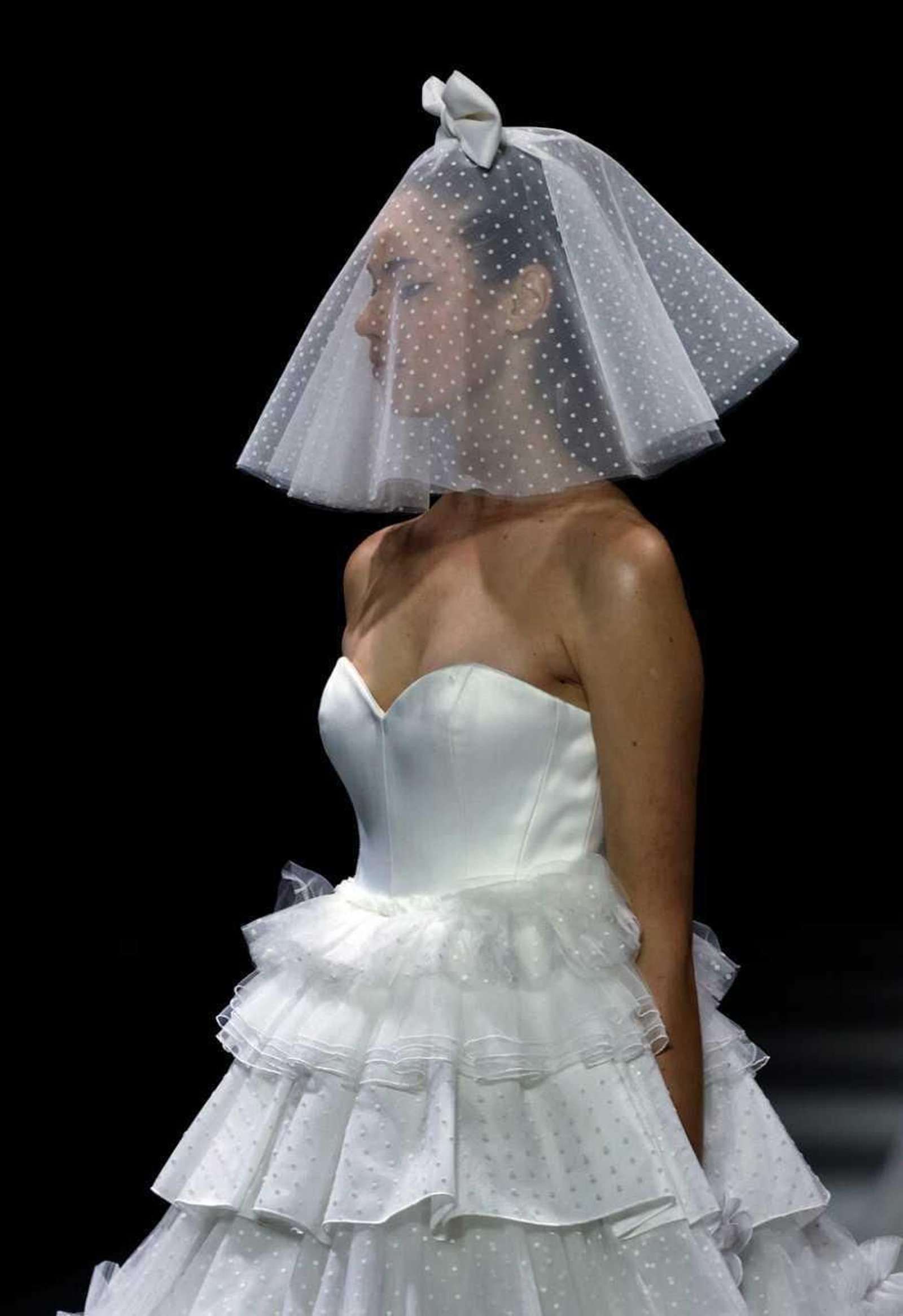 Velo corto y originalidad en una de las propuestas de 'Viktor&Rolf'.