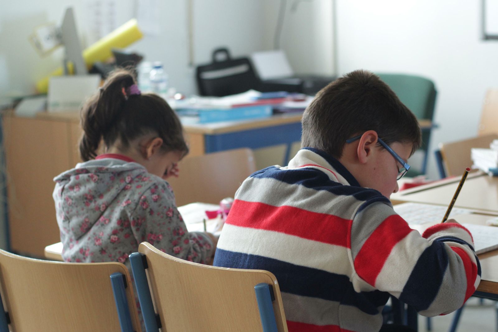 Dos alumnos de la escuela rural existente en El Madroño.