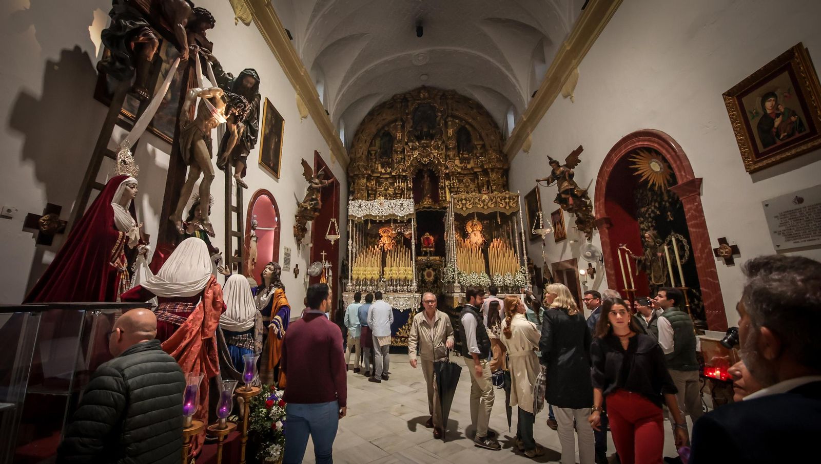 Imágenes de la visita a los templos tras el aplazamiento de la Magna Mariana de Jerez