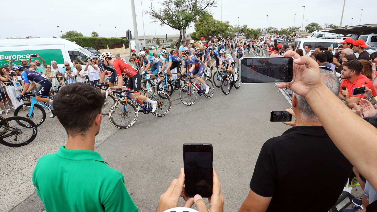 Así fue la salida de la Vuelta España desde Carrefour Sur en Jerez