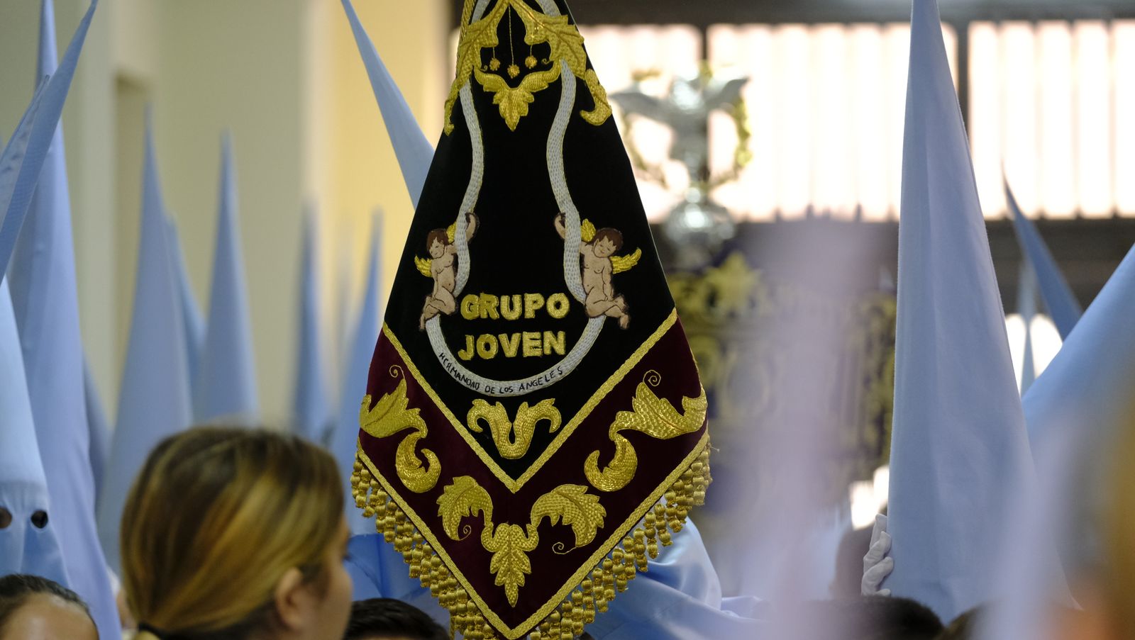 La Procesión de Los Ángeles de sobrepuso a la lluvia, en imágenes