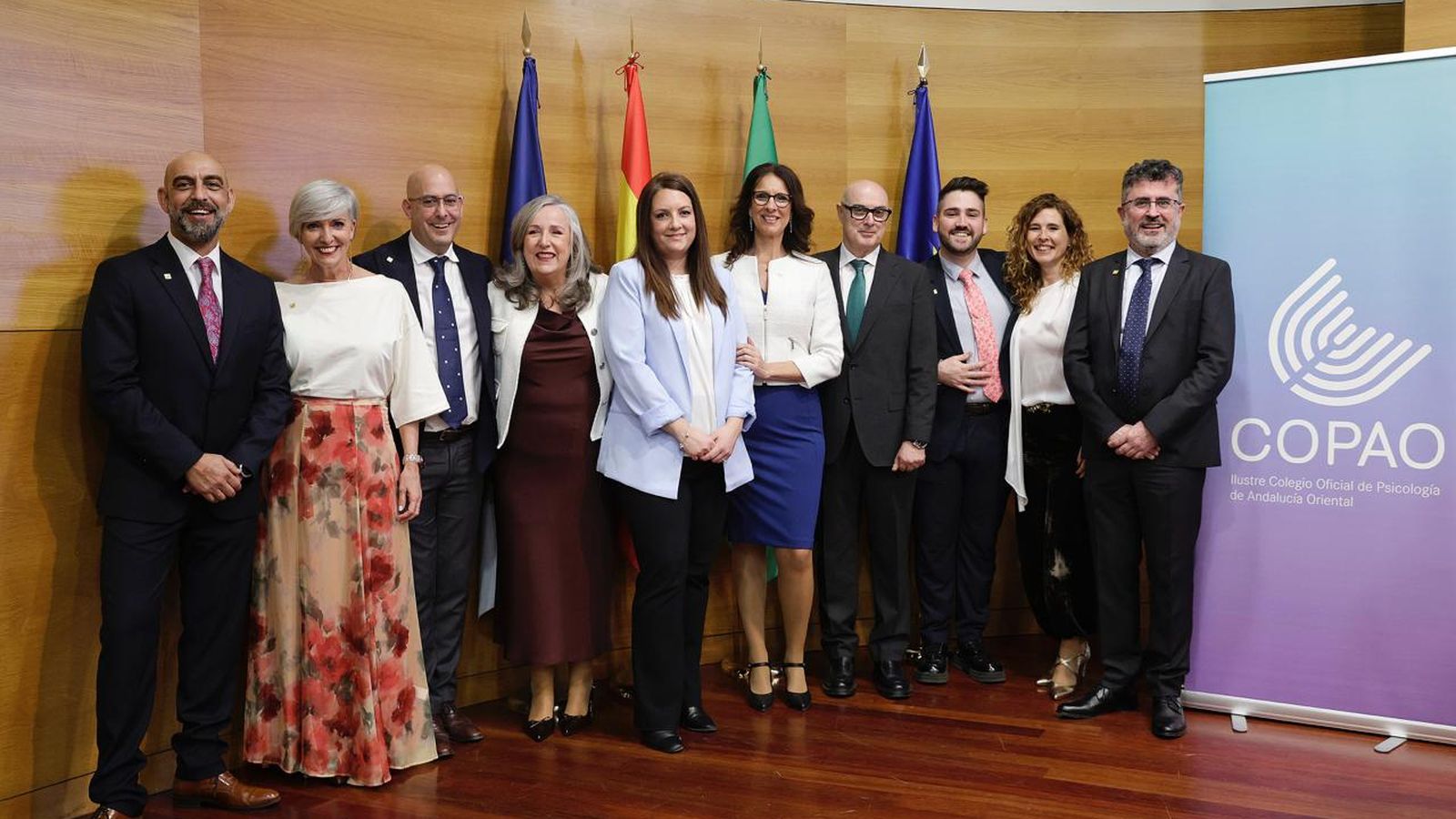 Mariela Checa junto a su equipo en la toma de posesión