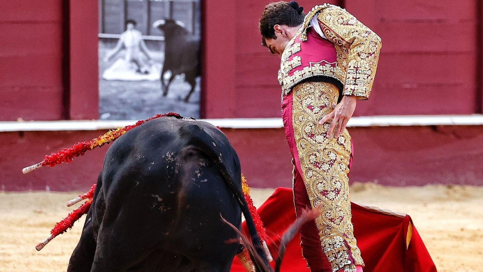 Derechazo de Javier Orozco al tercer toro. Derechazo de Javier Orozco al tercer toro.