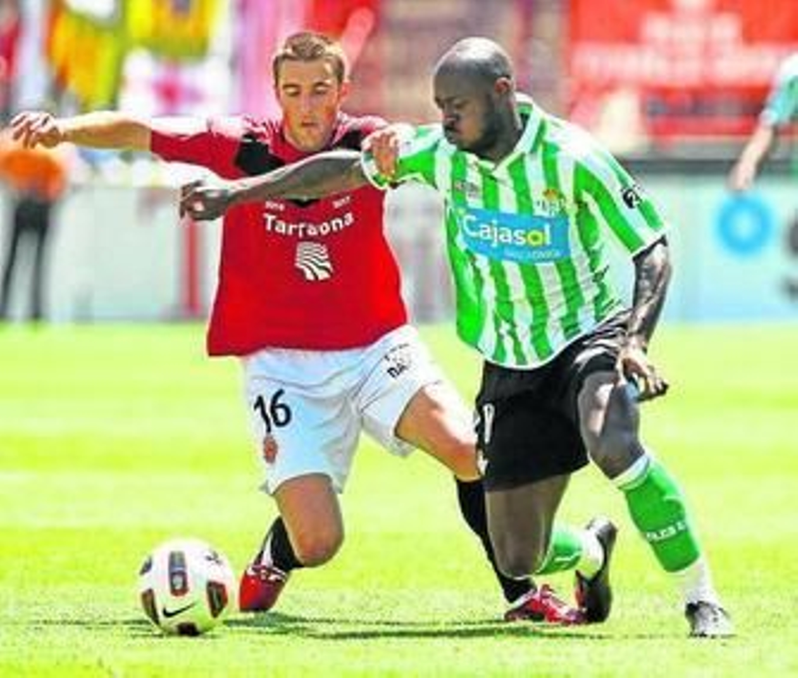 El camerunés Emana desborda a Seoane.