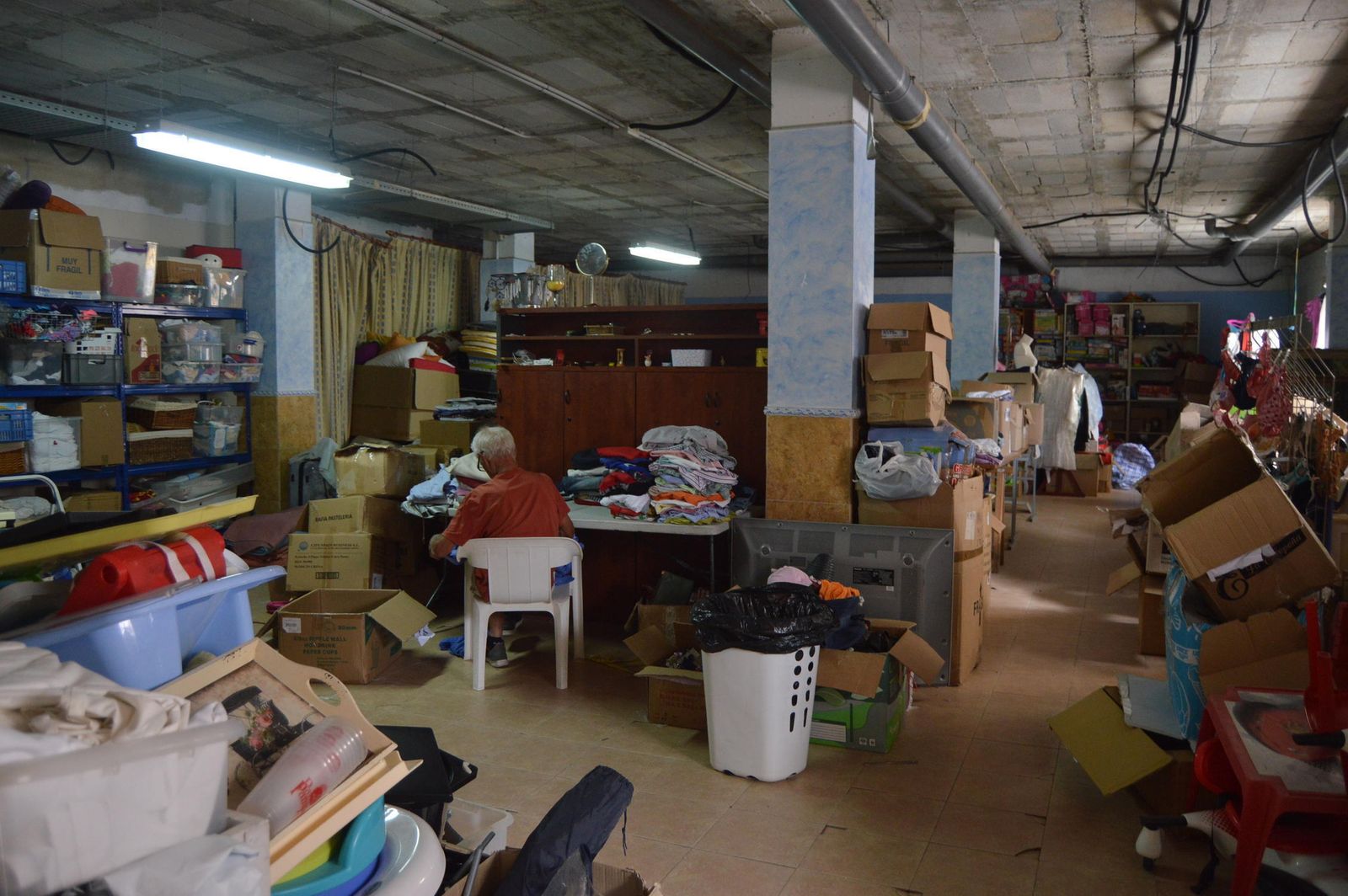 Uno de los locales de la calle Feria de Jerez es utilizado como almacén.