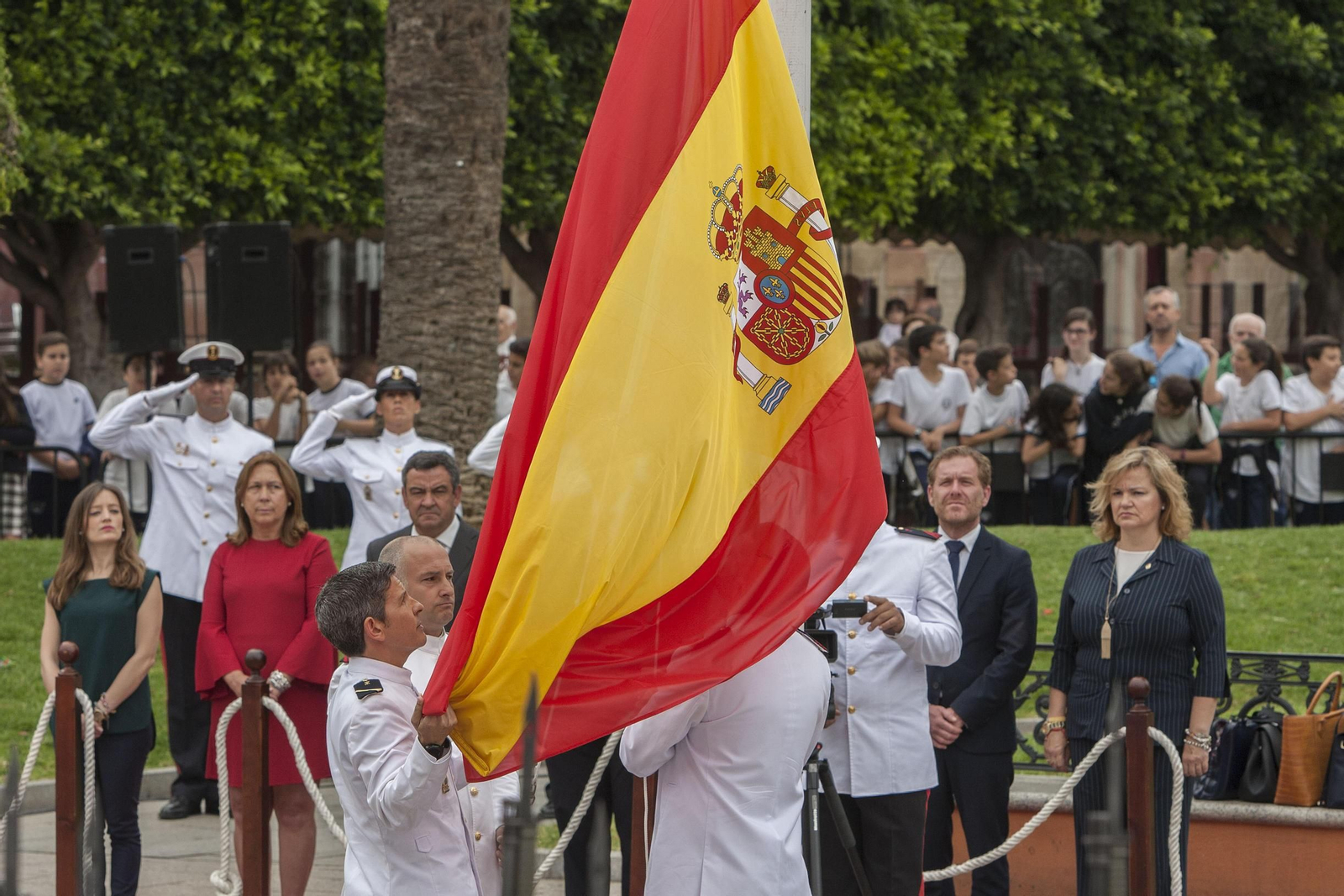 Izado de la bandera española con motivo del Día de las Fuerzas Armadas, en el pasado mes de mayo.