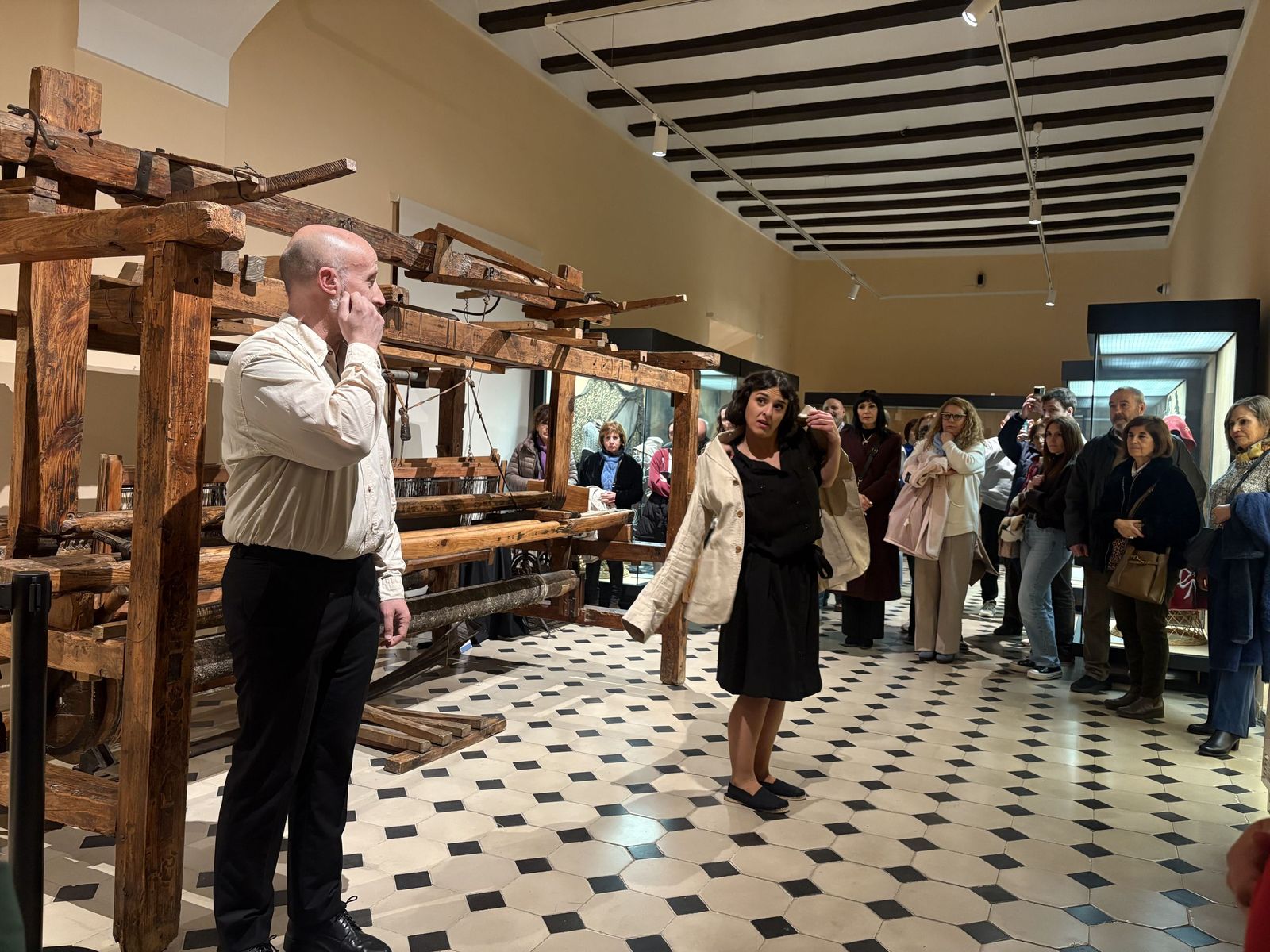 Ana Galán y Chema Trujillo interpretan una escena de 'Josefina Manresa, la mujer que sostuvo la palabra'.