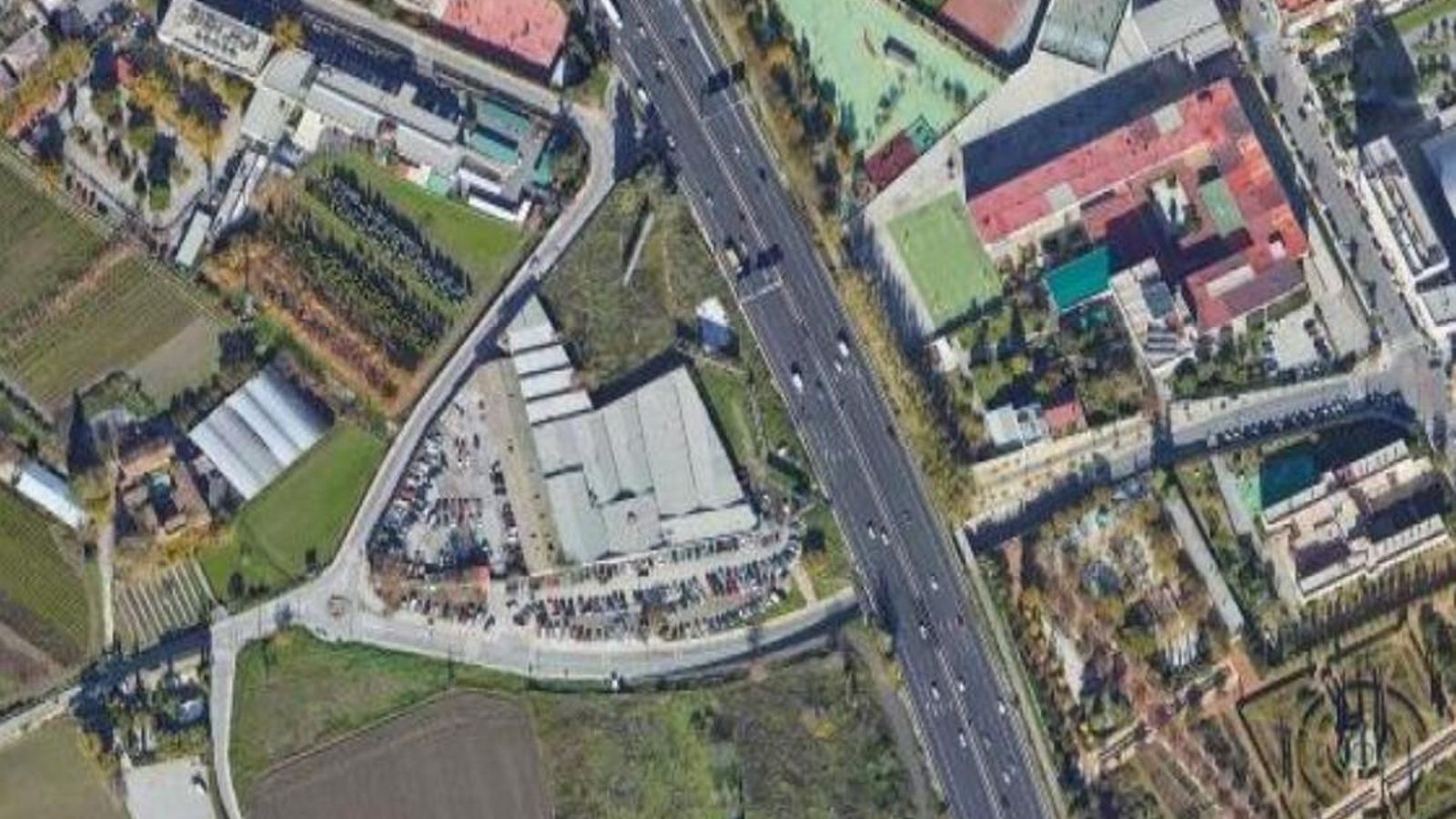 Imágen aérea del triángulo junto a la autovía que forman la grúa y las dos parcelas. Imágen aérea del triángulo junto a la autovía que forman la grúa y las dos parcelas.