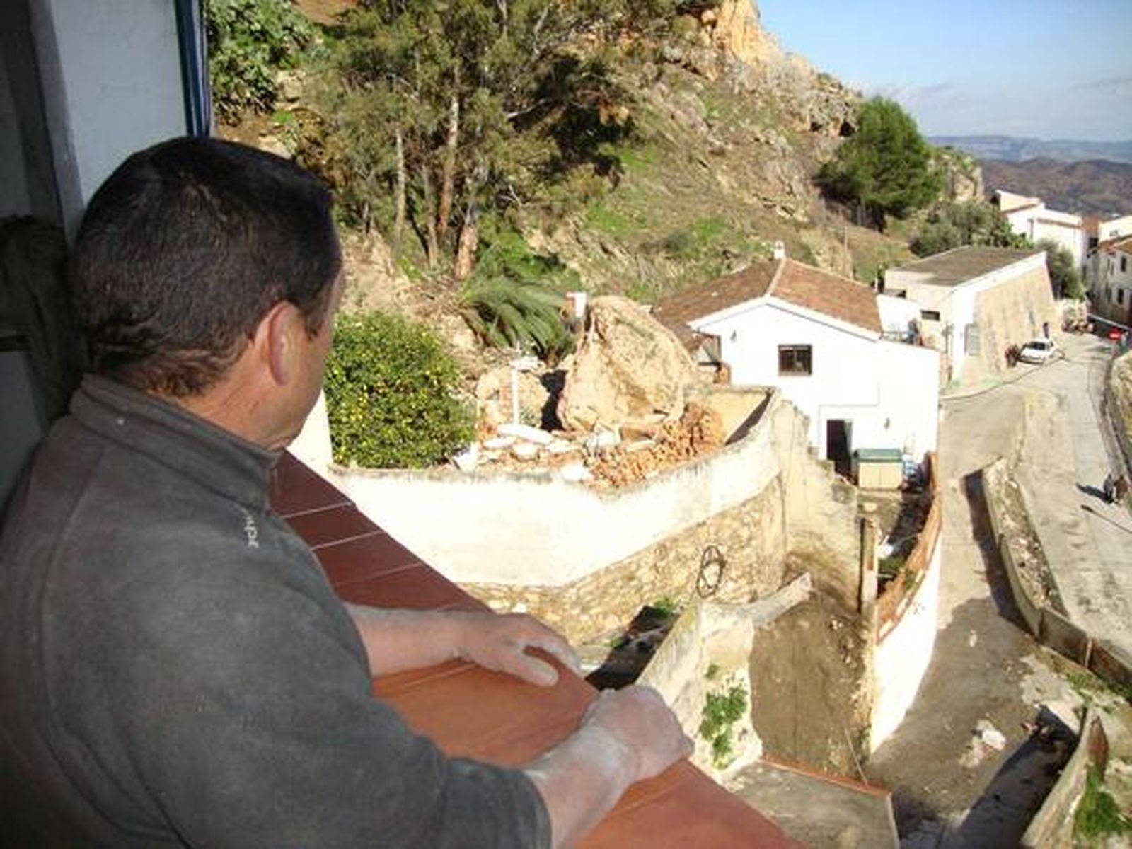 Rocas gigantes cayeron sobre casas en Casarabonela.