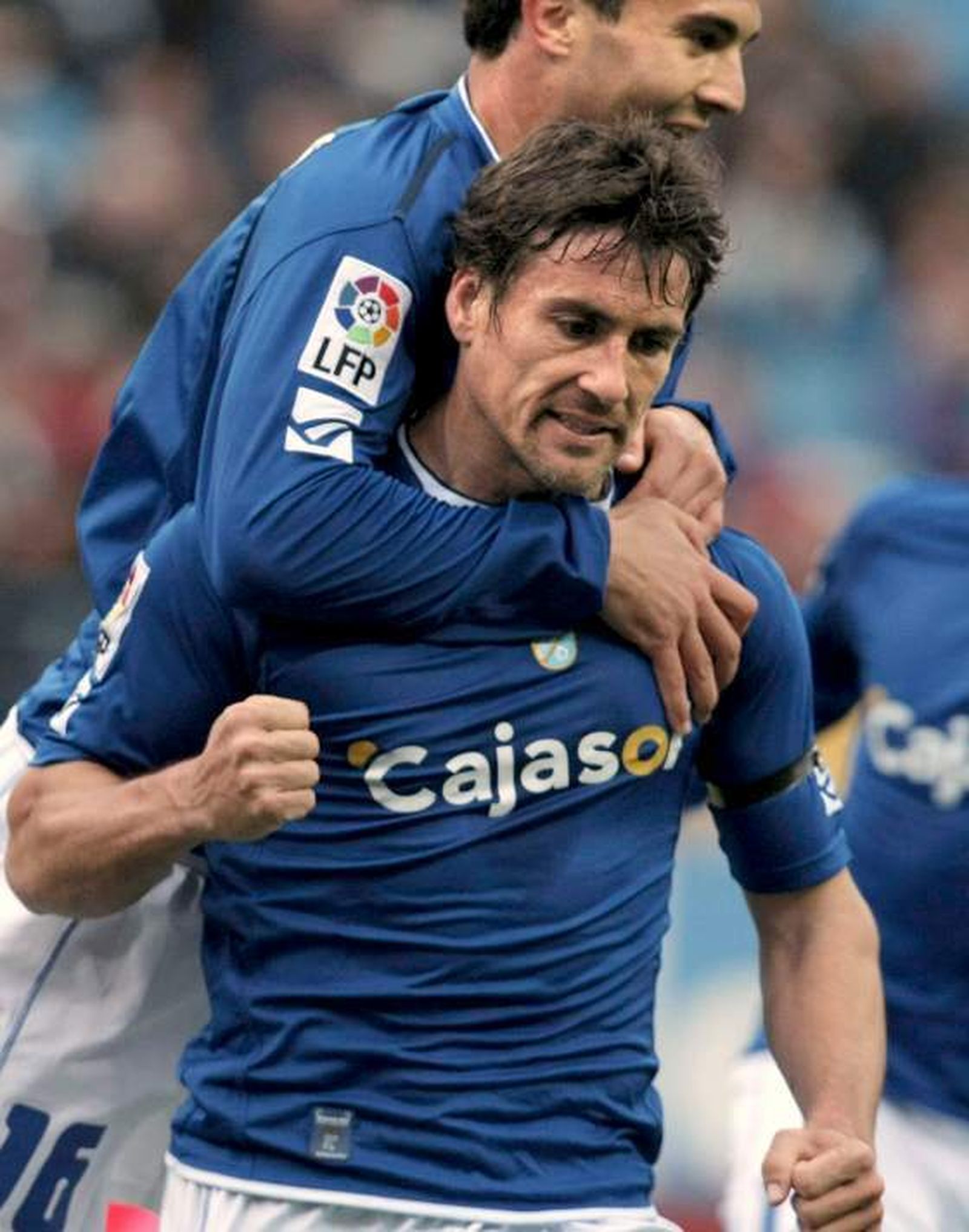 Bermejo celebra su gol apretando el puño mientras Armenteros, que haría el segundo, le abraza.  Foto: Efe
