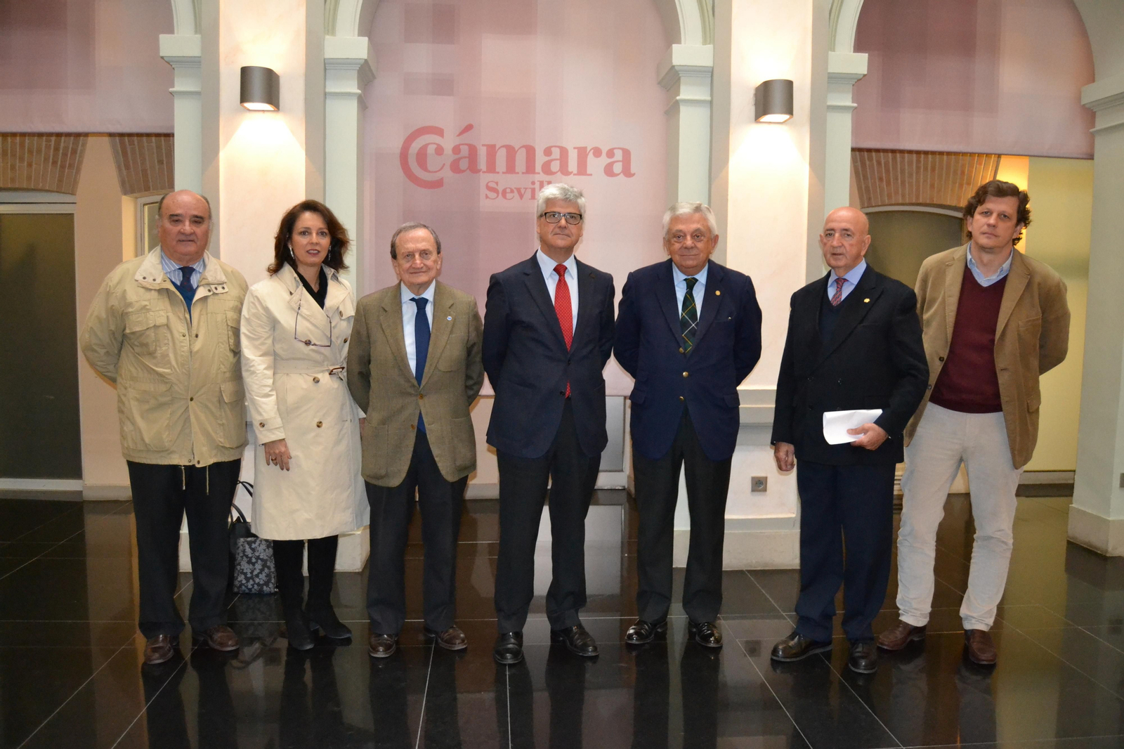 En la foto de izquierda a derecha, Filomeno de Aspe (Estibadora sevillana), Carmen Herrero (Colegio de Agentes de Aduana de Sevilla), Augusto Jannone (Jannone), Javier Landa (delegado especial Zona Franca Sevilla), Francisco Herrero (Cámara de Comercio), Jesús Mejías (Consorcio Cielo Azul) y Luis Castillo (Ayesa). En la foto de izquierda a derecha, Filomeno de Aspe (Estibadora sevillana), Carmen Herrero (Colegio de Agentes de Aduana de Sevilla), Augusto Jannone (Jannone), Javier Landa (delegado especial Zona Franca Sevilla), Francisco Herrero (Cámara de Comercio), Jesús Mejías (Consorcio Cielo Azul) y Luis Castillo (Ayesa).