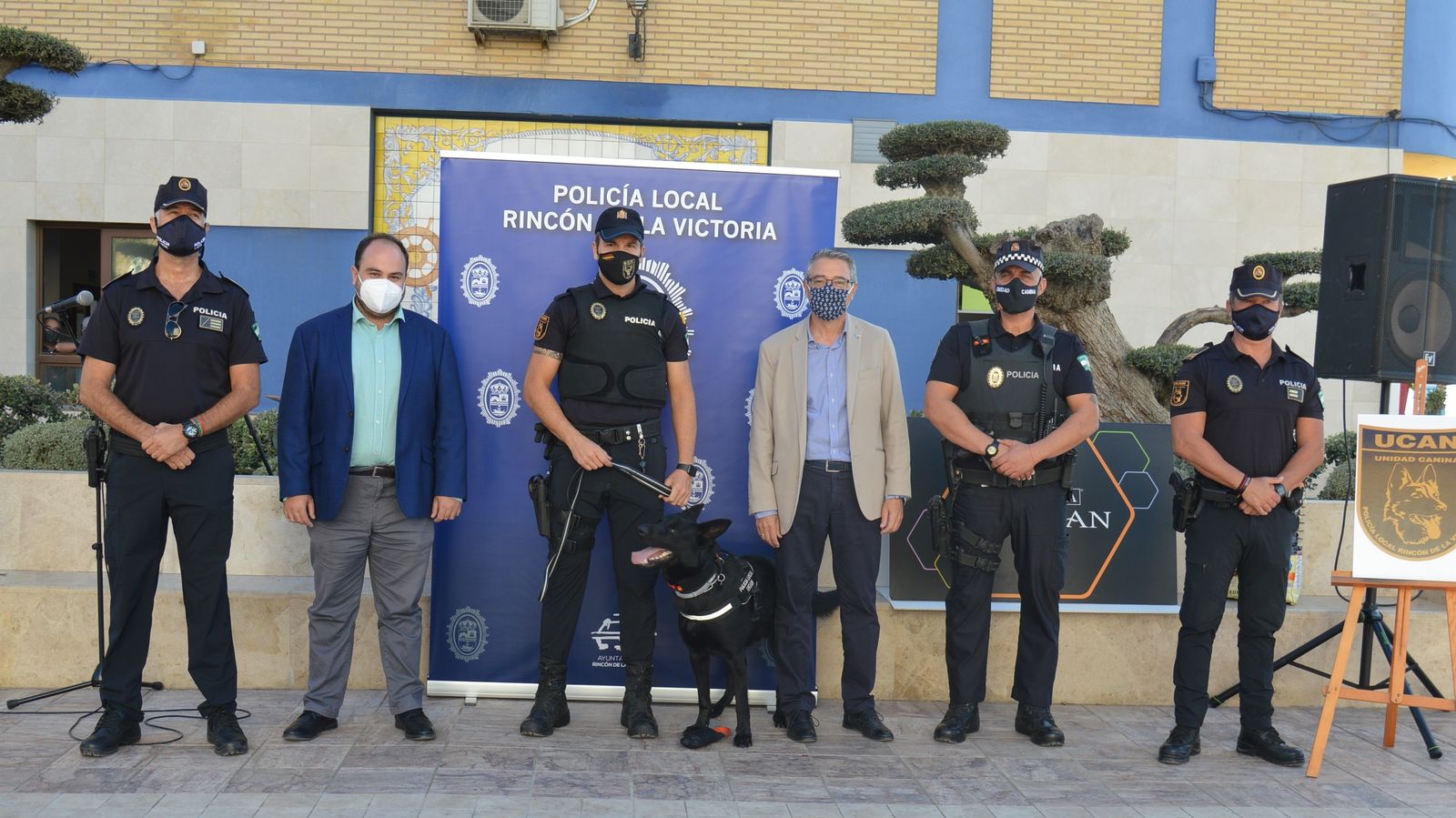Presentación de la nueva unidad canina junto al Ayuntamiento de Rincón de la Victoria.