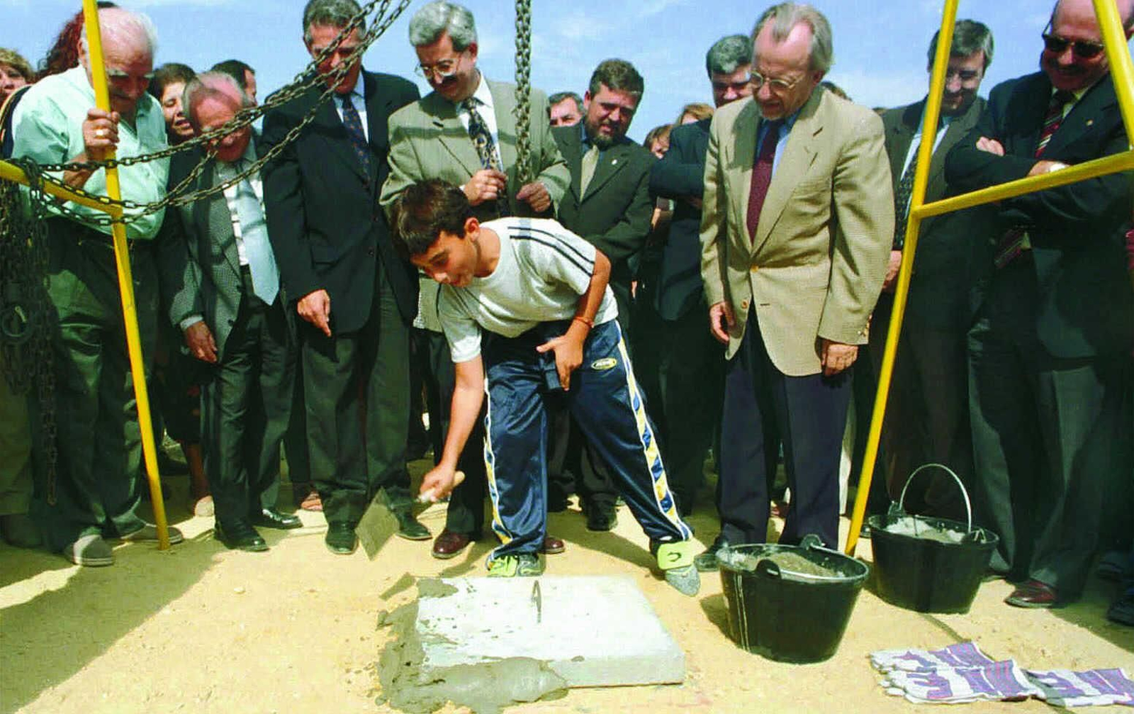 Una imagen de 1998 de la colocación de la primera piedra de los dos últimos centros de Secundaria construidos en el municipio.