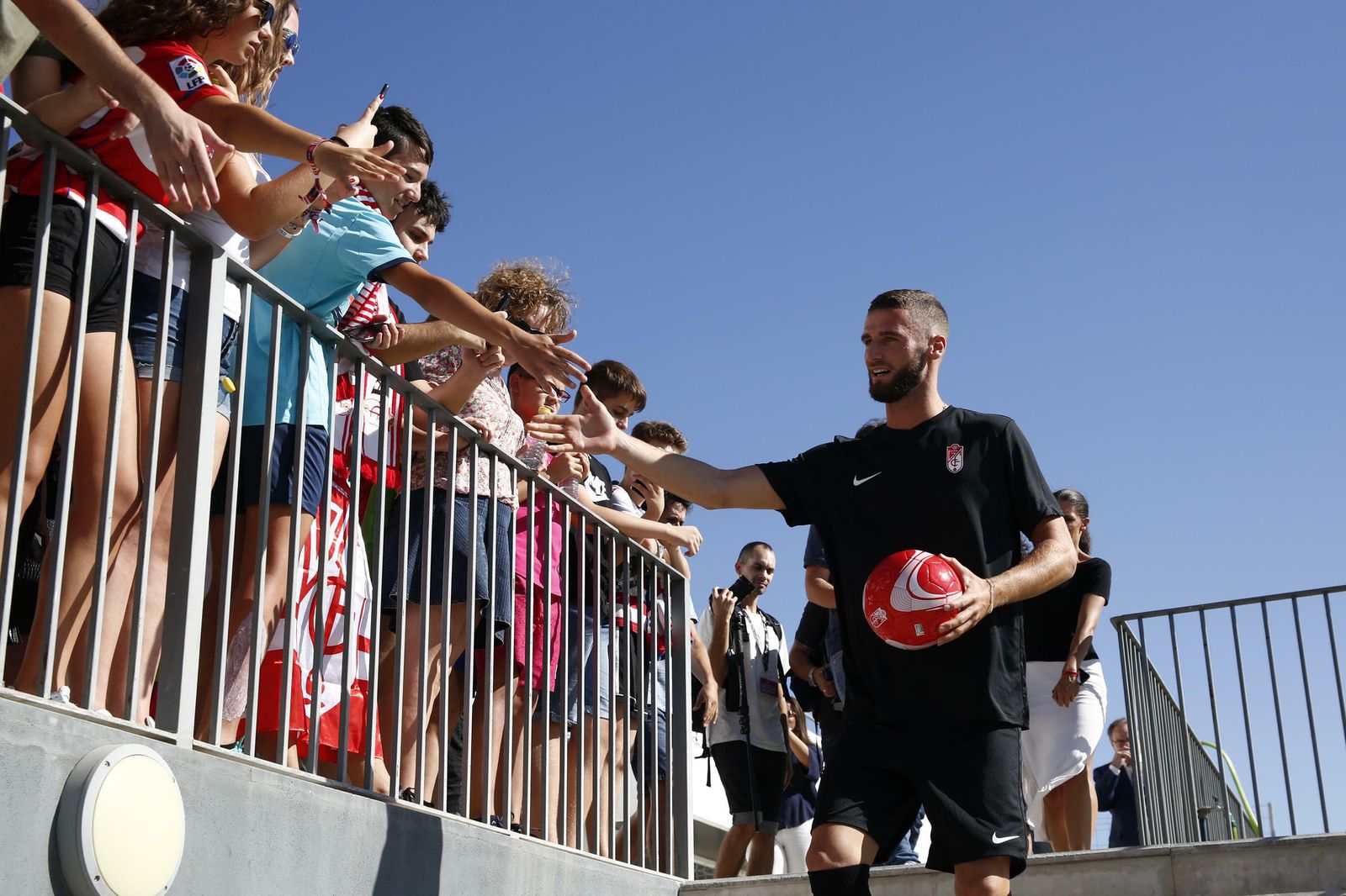Entorno a un centenar de aficionados han acudido a la presentación del portugués