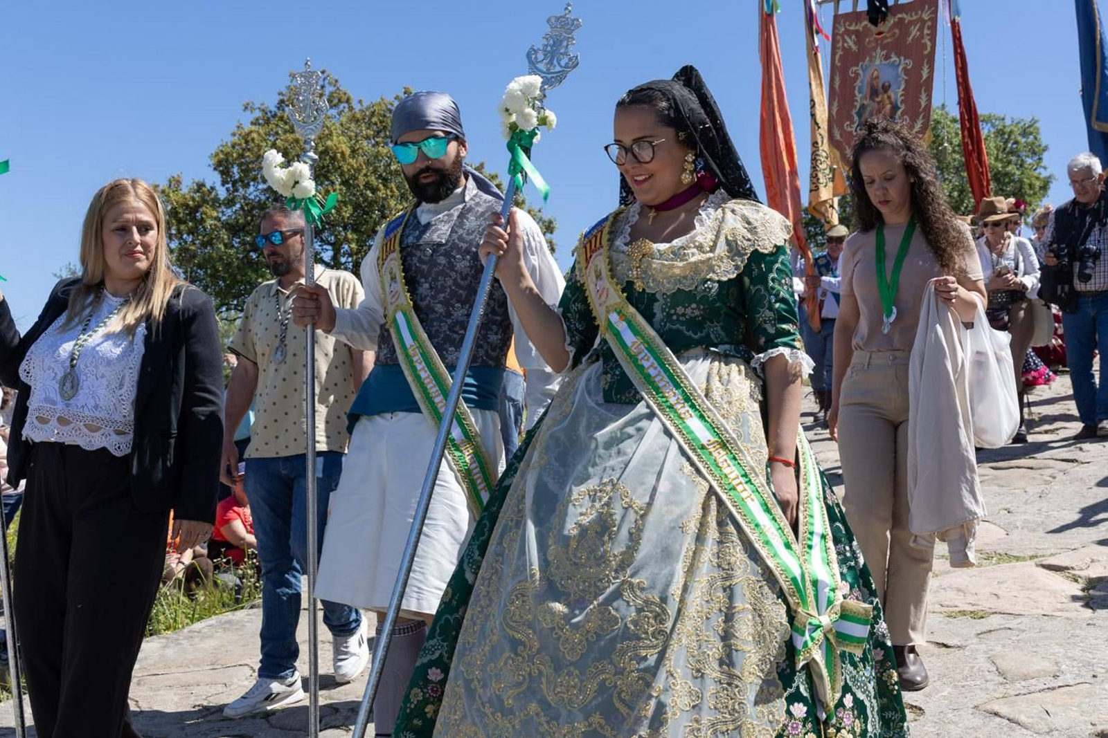 Miles de romeros acuden al encuentro de la Virgen de la Cabeza en su romería